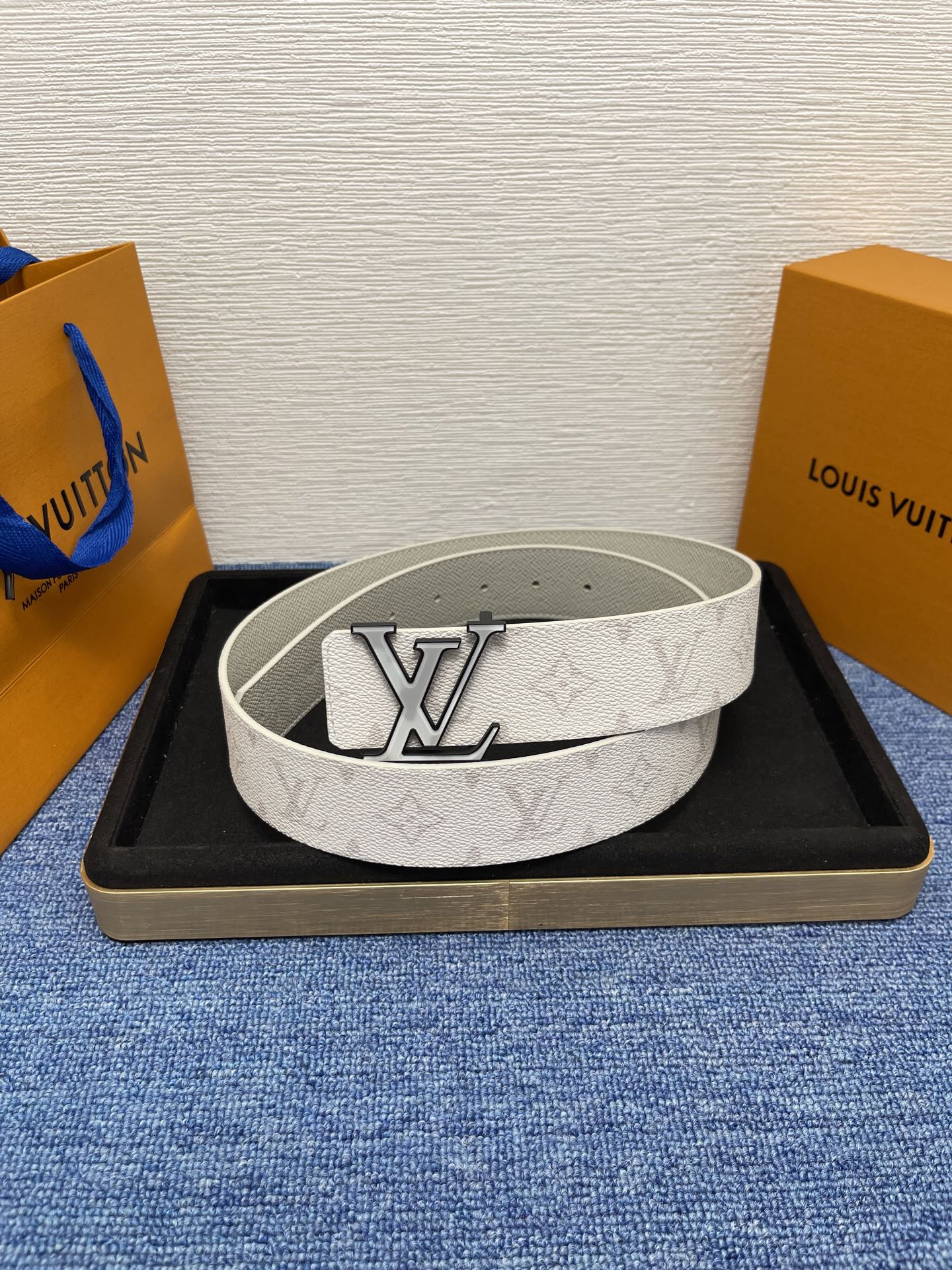 🔴 【品牌】LV  4．0cm 
🔴 【描述】这款饰有LV带扣的腰带配以水牛皮衬里，覆以Monogram