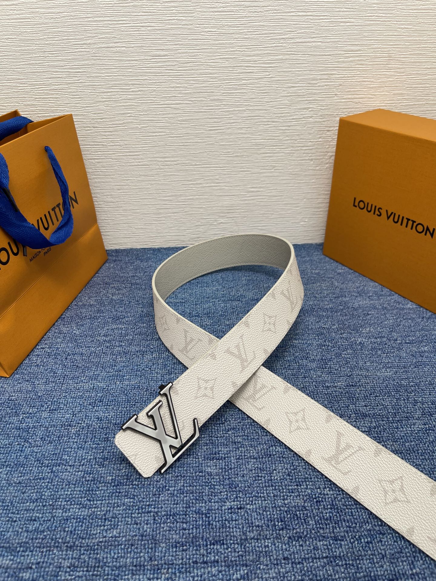 🔴 【品牌】LV  4．0cm 
🔴 【描述】这款饰有LV带扣的腰带配以水牛皮衬里，覆以Monogram