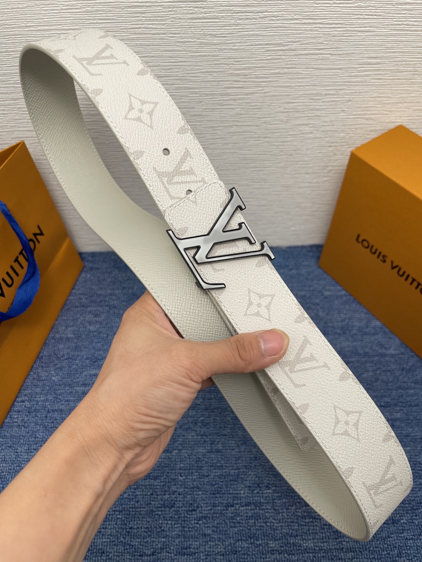 🔴 【品牌】LV  4．0cm 
🔴 【描述】这款饰有LV带扣的腰带配以水牛皮衬里，覆以Monogram