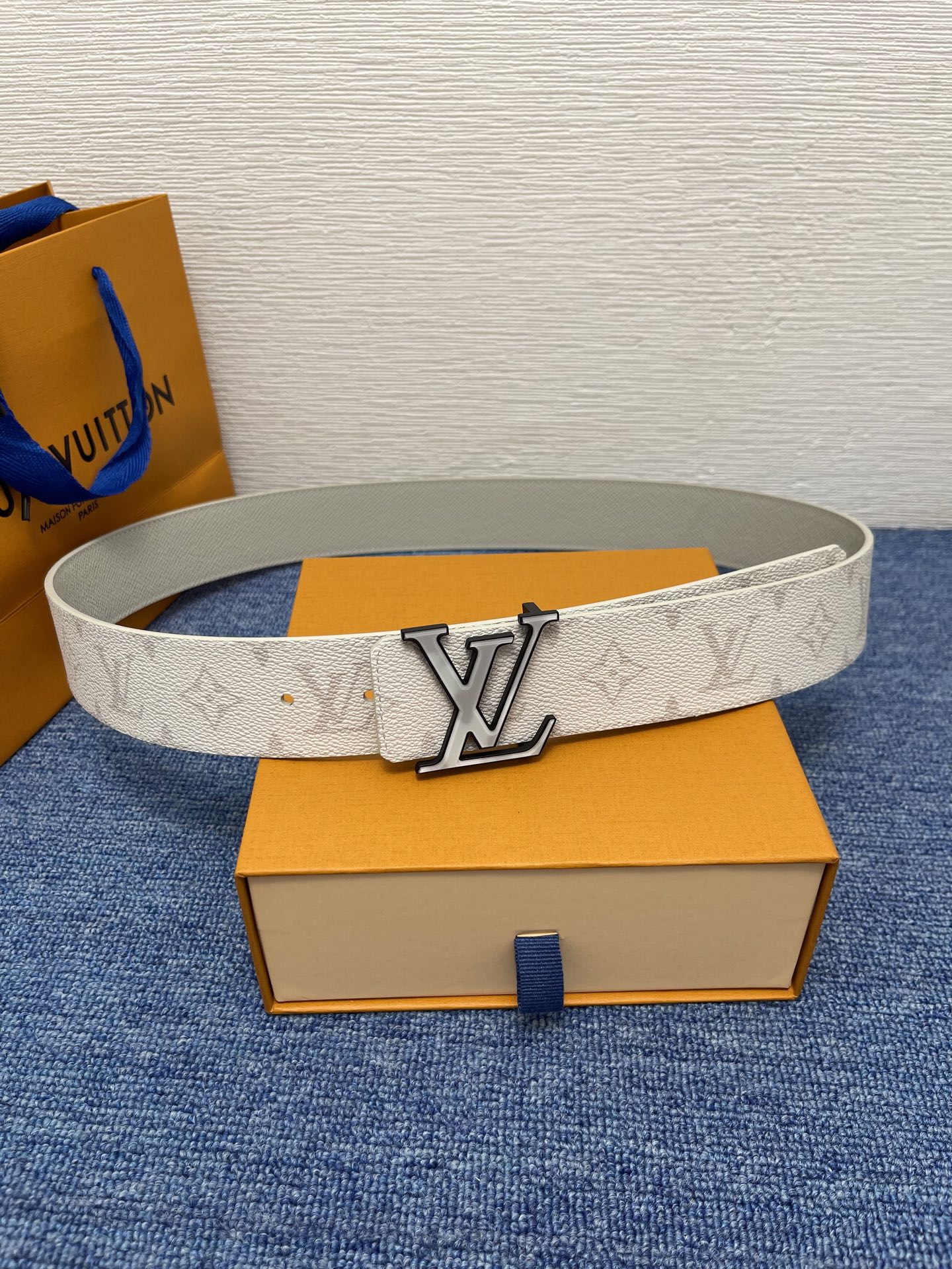 🔴 【品牌】LV  4．0cm 
🔴 【描述】这款饰有LV带扣的腰带配以水牛皮衬里，覆以Monogram