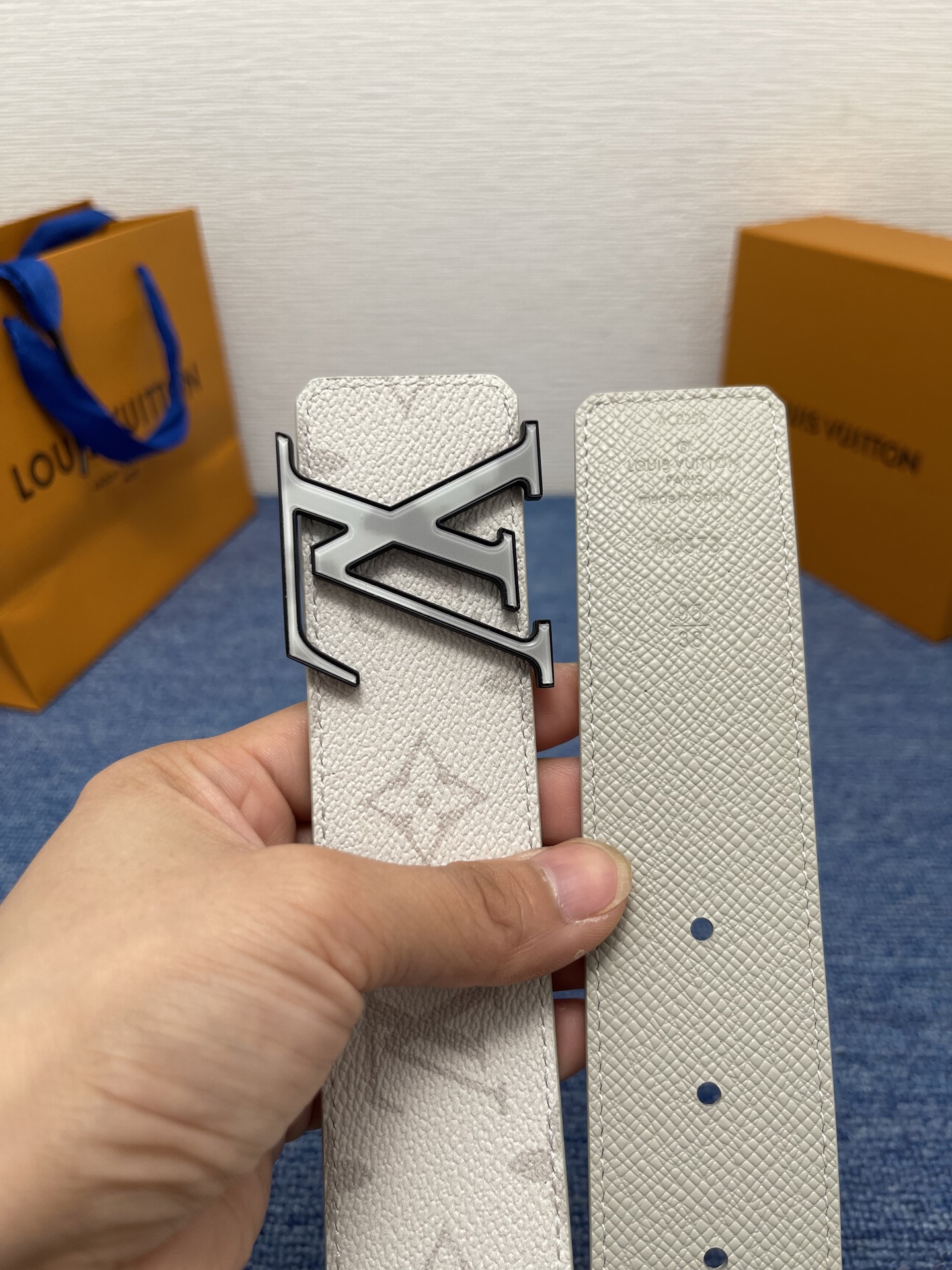 🔴 【品牌】LV  4．0cm 
🔴 【描述】这款饰有LV带扣的腰带配以水牛皮衬里，覆以Monogram