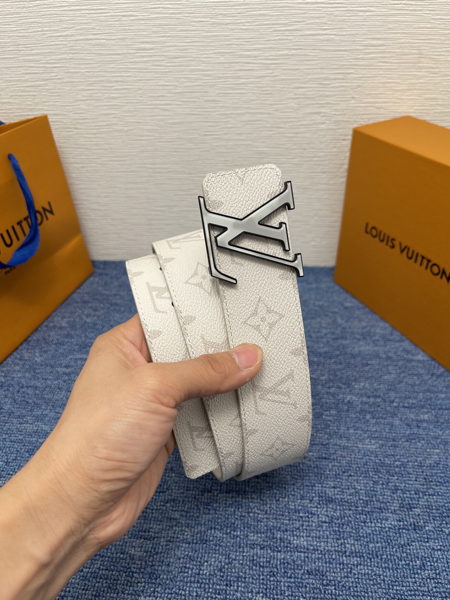 🔴 【品牌】LV  4．0cm 
🔴 【描述】这款饰有LV带扣的腰带配以水牛皮衬里，覆以Monogram