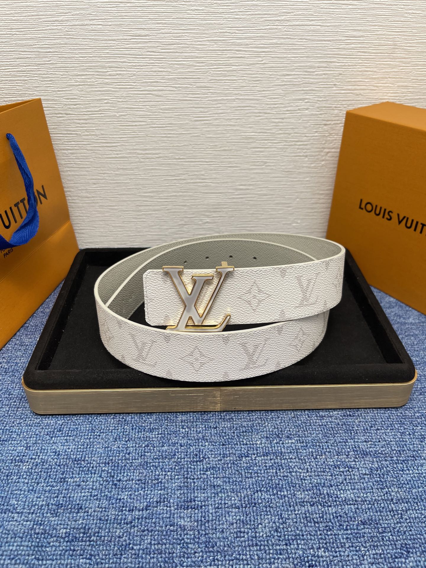 🔴 【品牌】LV  4．0cm 
🔴 【描述】这款饰有LV带扣的腰带配以水牛皮衬里，覆以Monogram