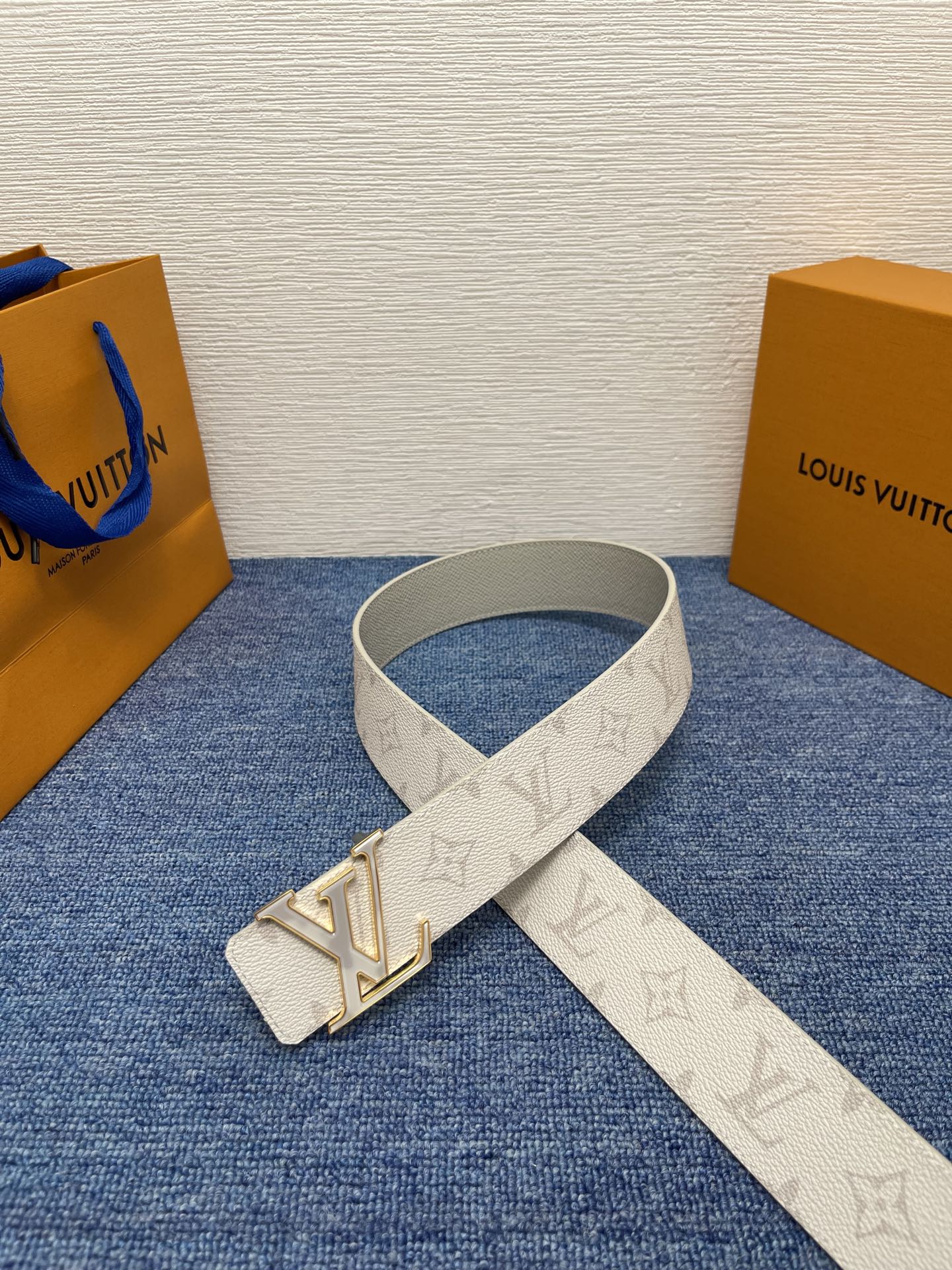 🔴 【品牌】LV  4．0cm 
🔴 【描述】这款饰有LV带扣的腰带配以水牛皮衬里，覆以Monogram