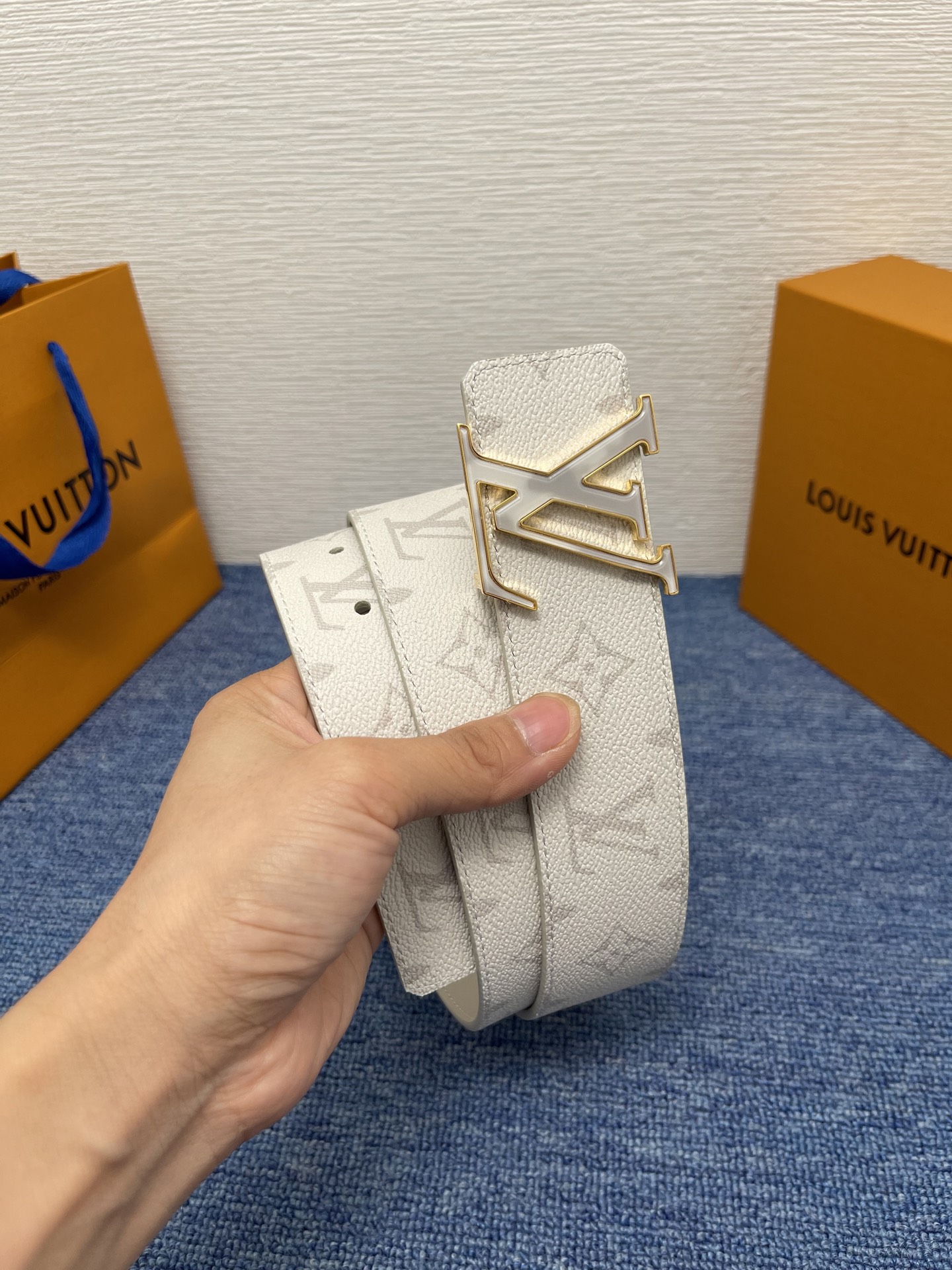 🔴 【品牌】LV  4．0cm 
🔴 【描述】这款饰有LV带扣的腰带配以水牛皮衬里，覆以Monogram