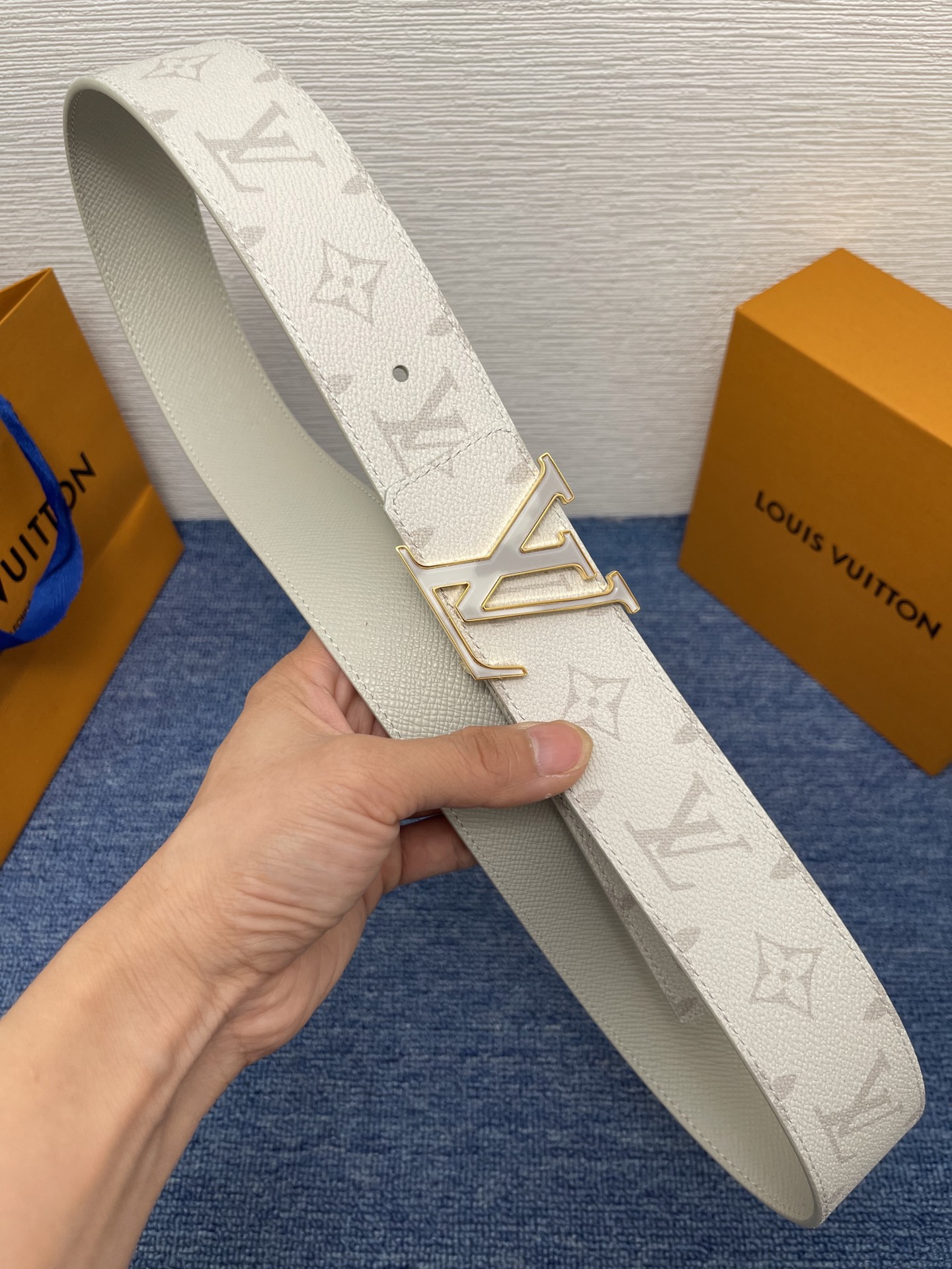 🔴 【品牌】LV  4．0cm 
🔴 【描述】这款饰有LV带扣的腰带配以水牛皮衬里，覆以Monogram