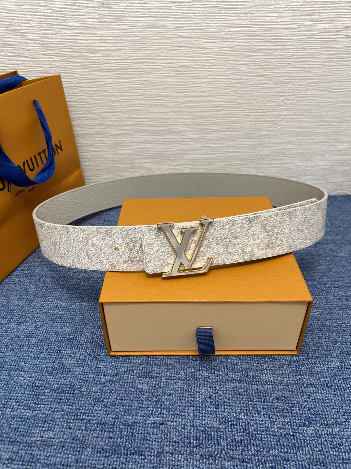 🔴 【品牌】LV  4．0cm 
🔴 【描述】这款饰有LV带扣的腰带配以水牛皮衬里，覆以Monogram