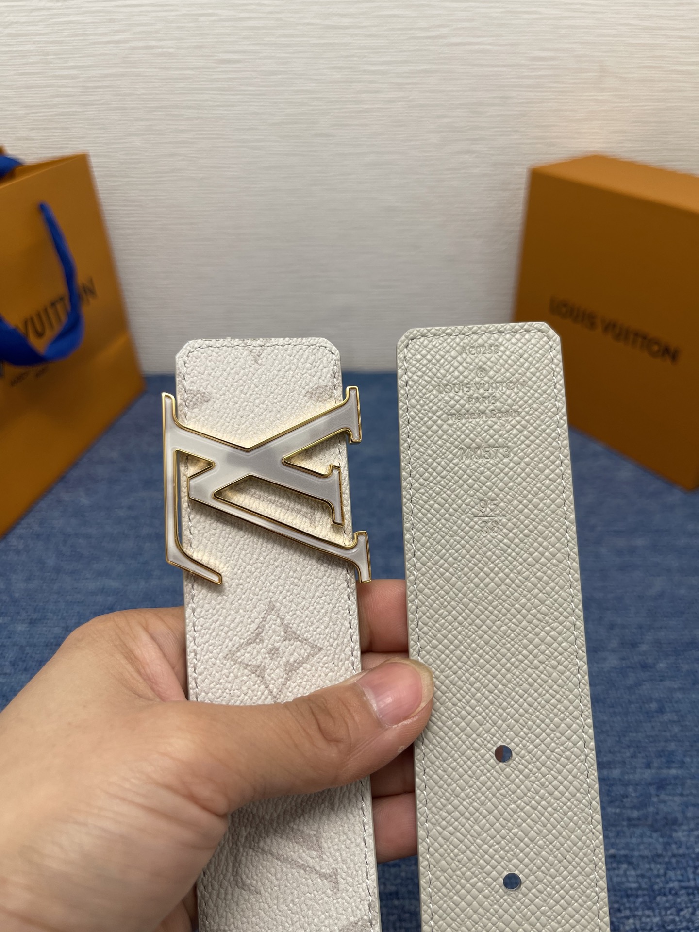 🔴 【品牌】LV  4．0cm 
🔴 【描述】这款饰有LV带扣的腰带配以水牛皮衬里，覆以Monogram