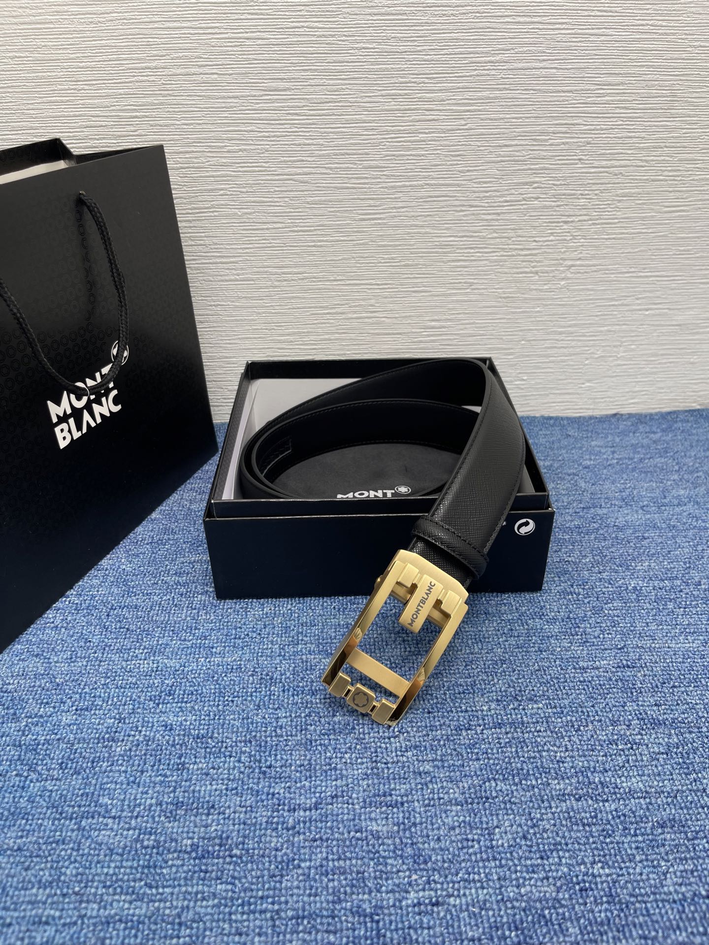  品牌：【万宝龙】 Montblanc家持续其一贯的高雅、绅士、精致的风格，进口小牛皮，手感细腻柔软。纯