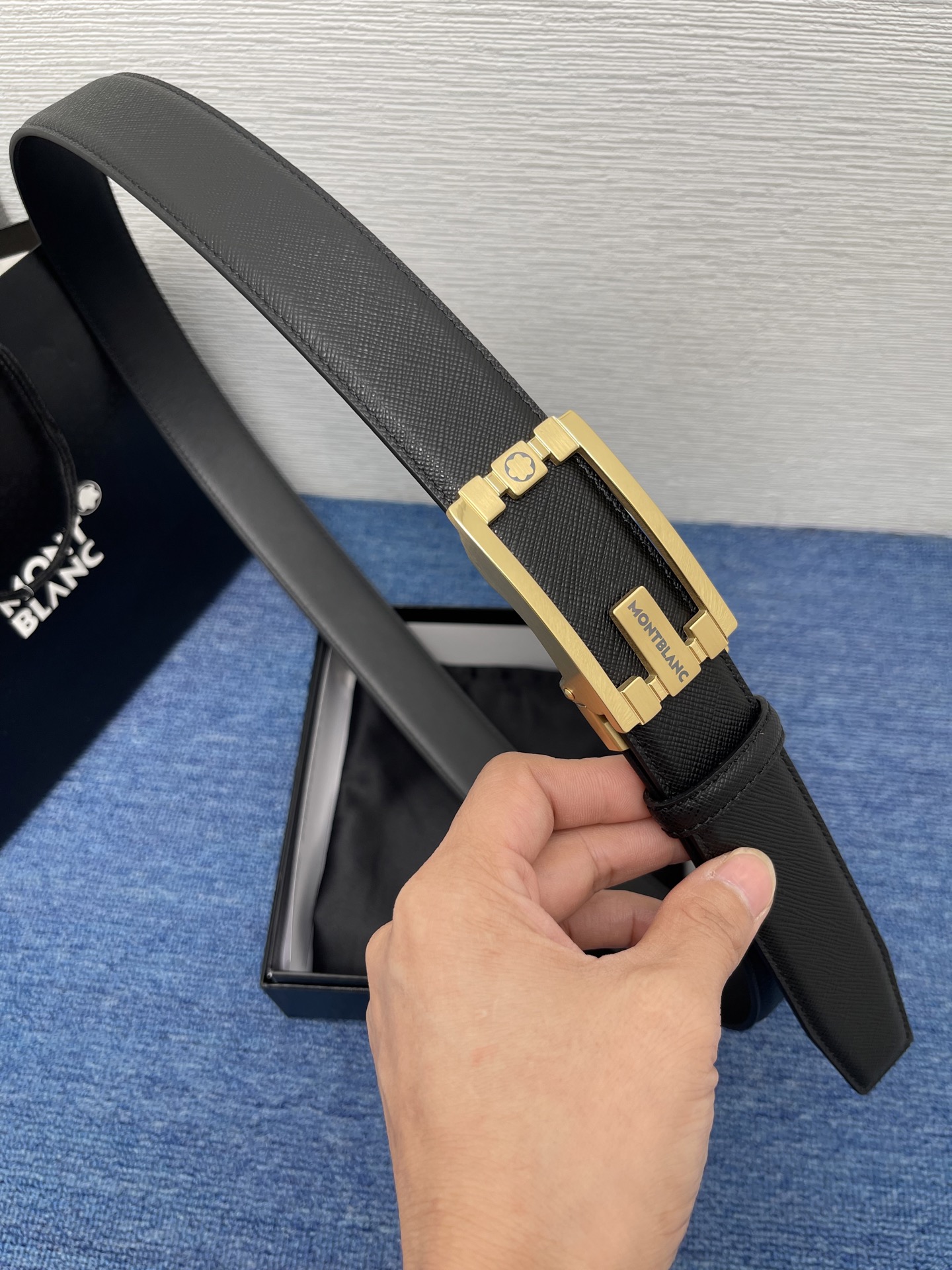  品牌：【万宝龙】 Montblanc家持续其一贯的高雅、绅士、精致的风格，进口小牛皮，手感细腻柔软。纯