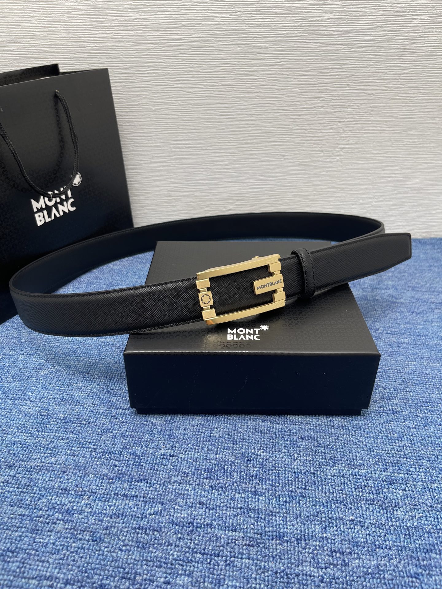  品牌：【万宝龙】 Montblanc家持续其一贯的高雅、绅士、精致的风格，进口小牛皮，手感细腻柔软。纯