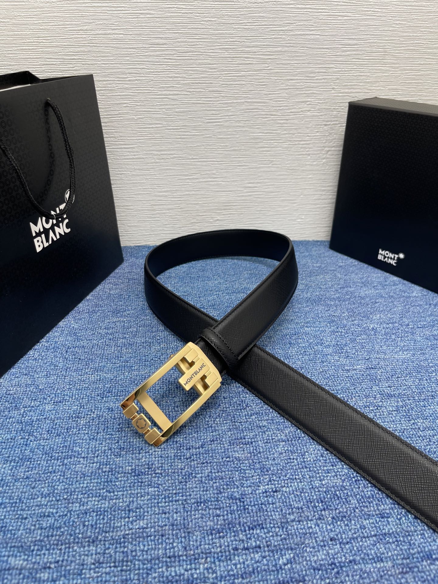  品牌：【万宝龙】 Montblanc家持续其一贯的高雅、绅士、精致的风格，进口小牛皮，手感细腻柔软。纯