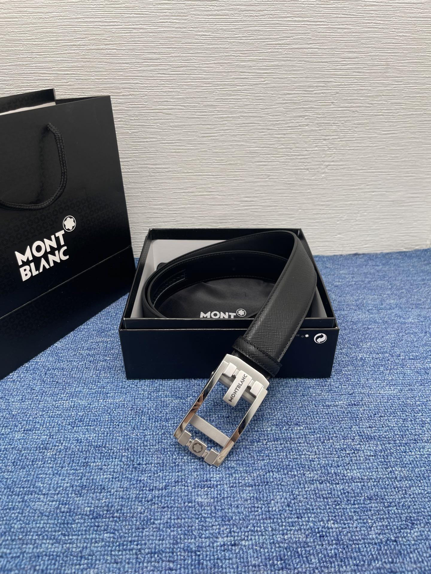  品牌：【万宝龙】 Montblanc家持续其一贯的高雅、绅士、精致的风格，进口小牛皮，手感细腻柔软。纯