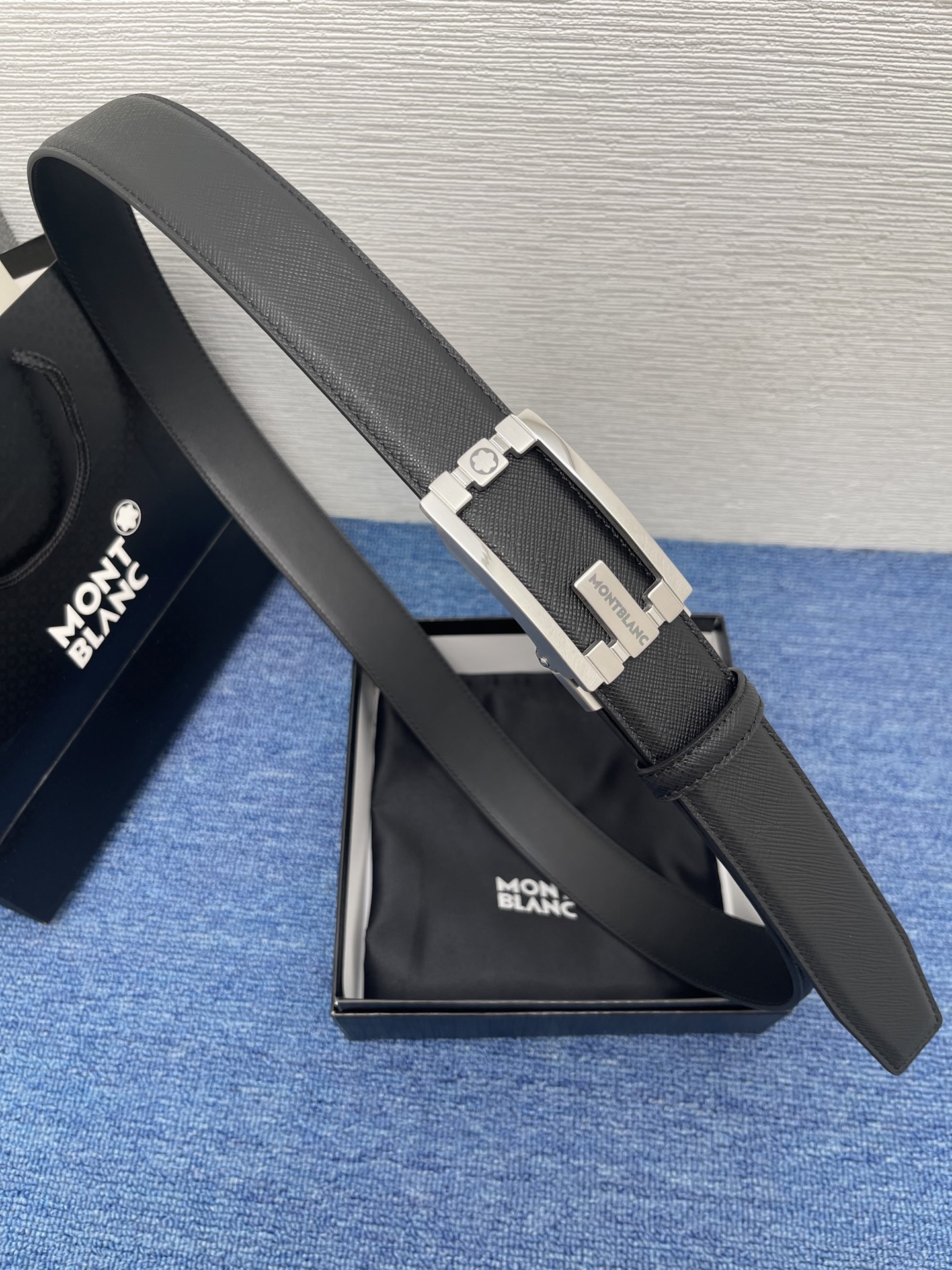 品牌：【万宝龙】 Montblanc家持续其一贯的高雅、绅士、精致的风格，进口小牛皮，手感细腻柔软。纯
