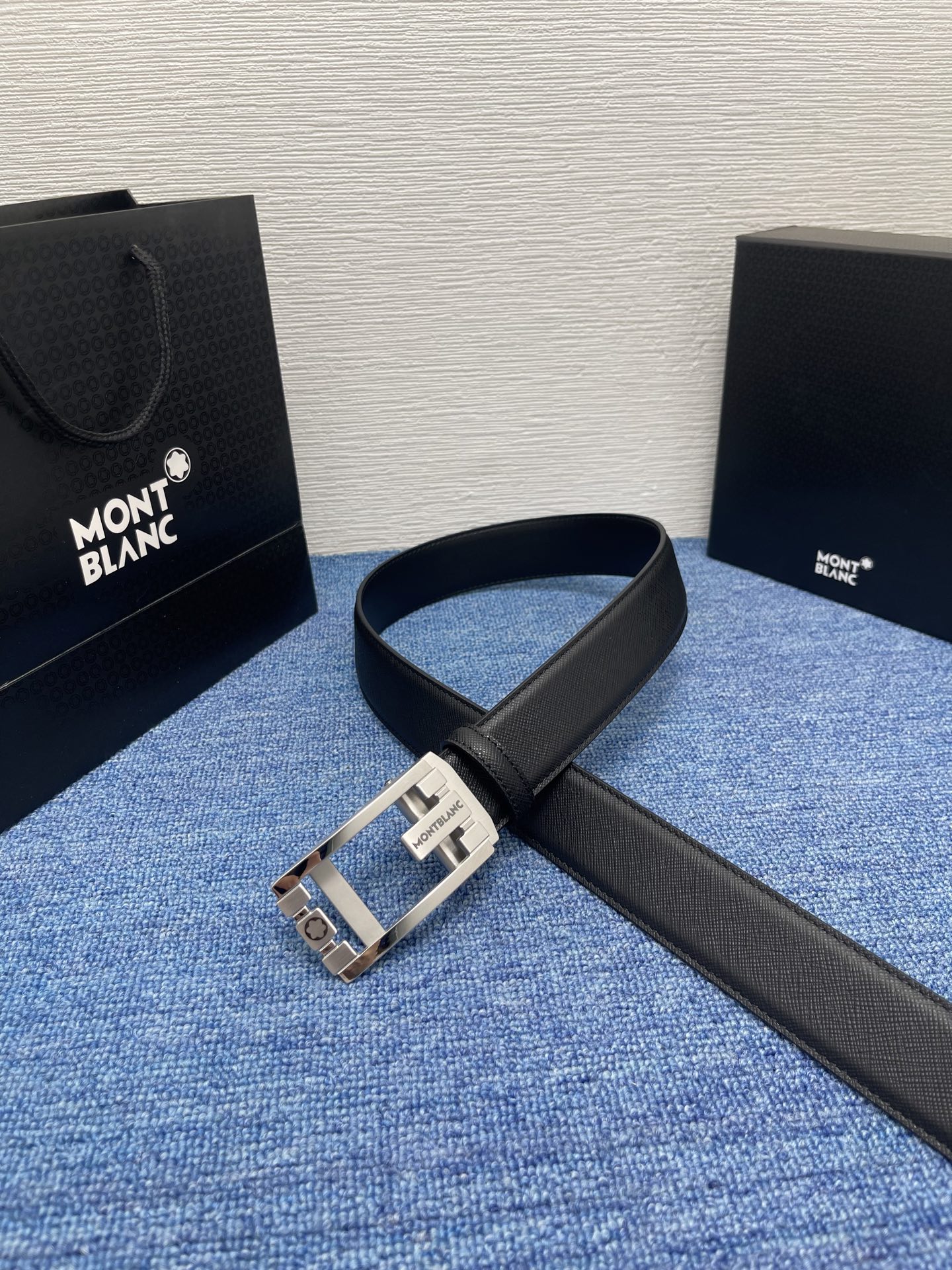  品牌：【万宝龙】 Montblanc家持续其一贯的高雅、绅士、精致的风格，进口小牛皮，手感细腻柔软。纯
