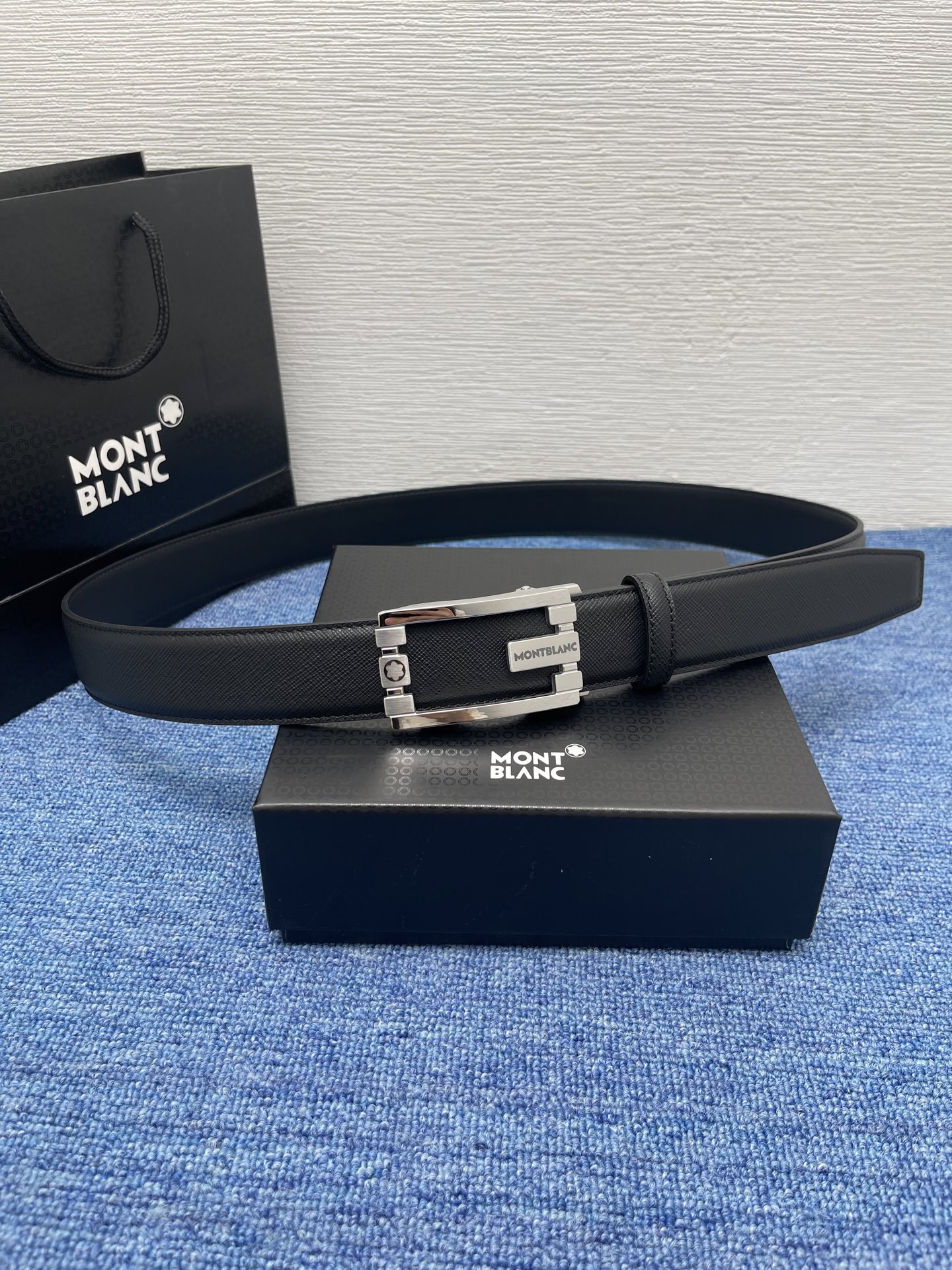  品牌：【万宝龙】 Montblanc家持续其一贯的高雅、绅士、精致的风格，进口小牛皮，手感细腻柔软。纯