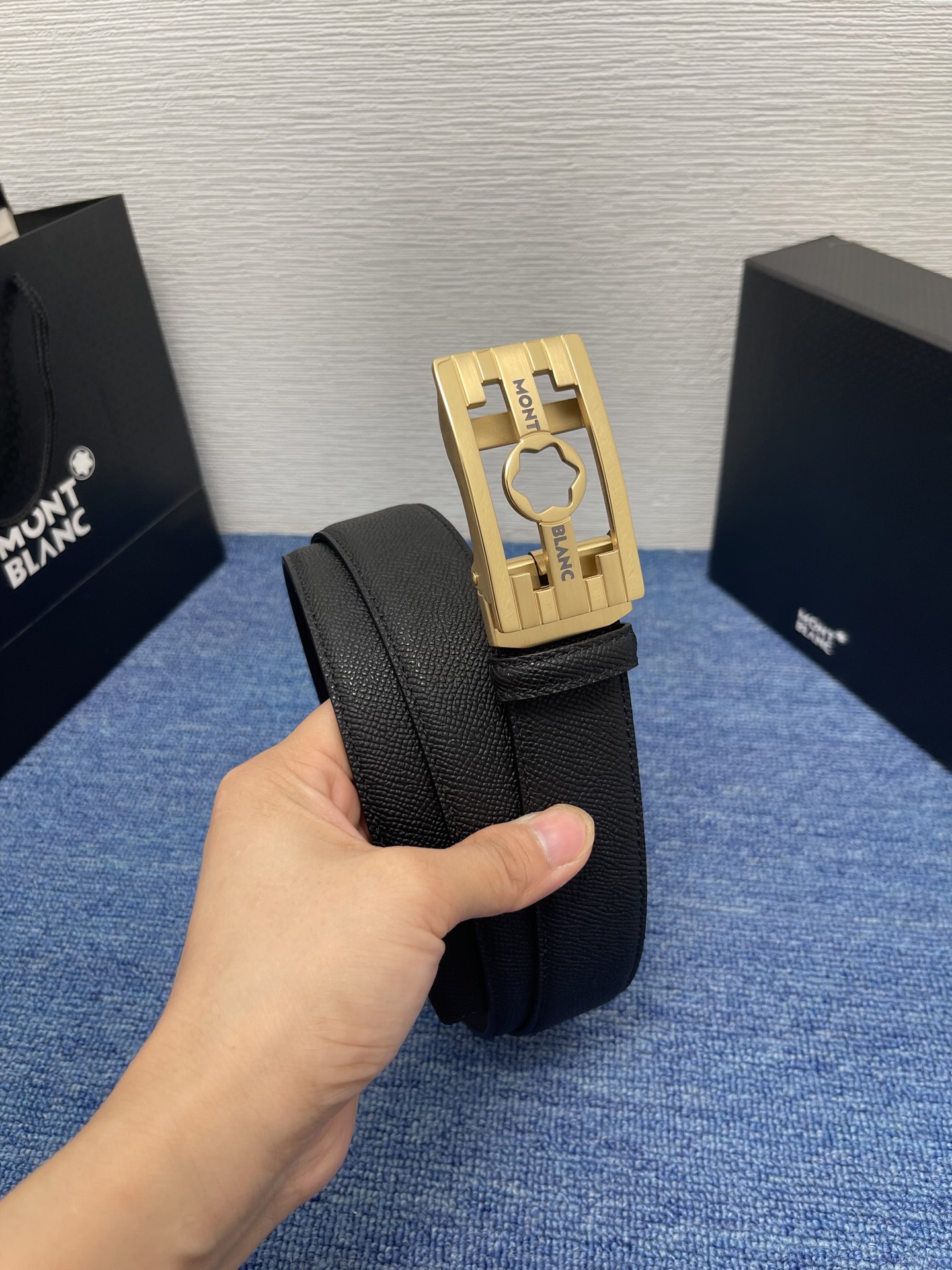  品牌：【万宝龙】 Montblanc家持续其一贯的高雅、绅士、精致的风格，进口小牛皮，手感细腻柔软。纯