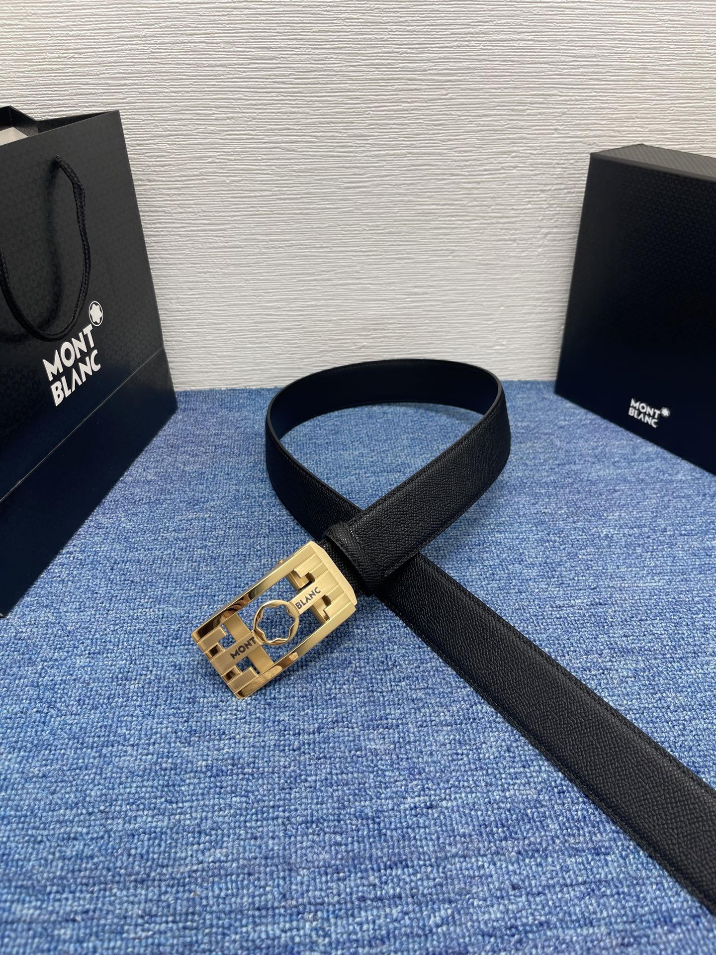  品牌：【万宝龙】 Montblanc家持续其一贯的高雅、绅士、精致的风格，进口小牛皮，手感细腻柔软。纯
