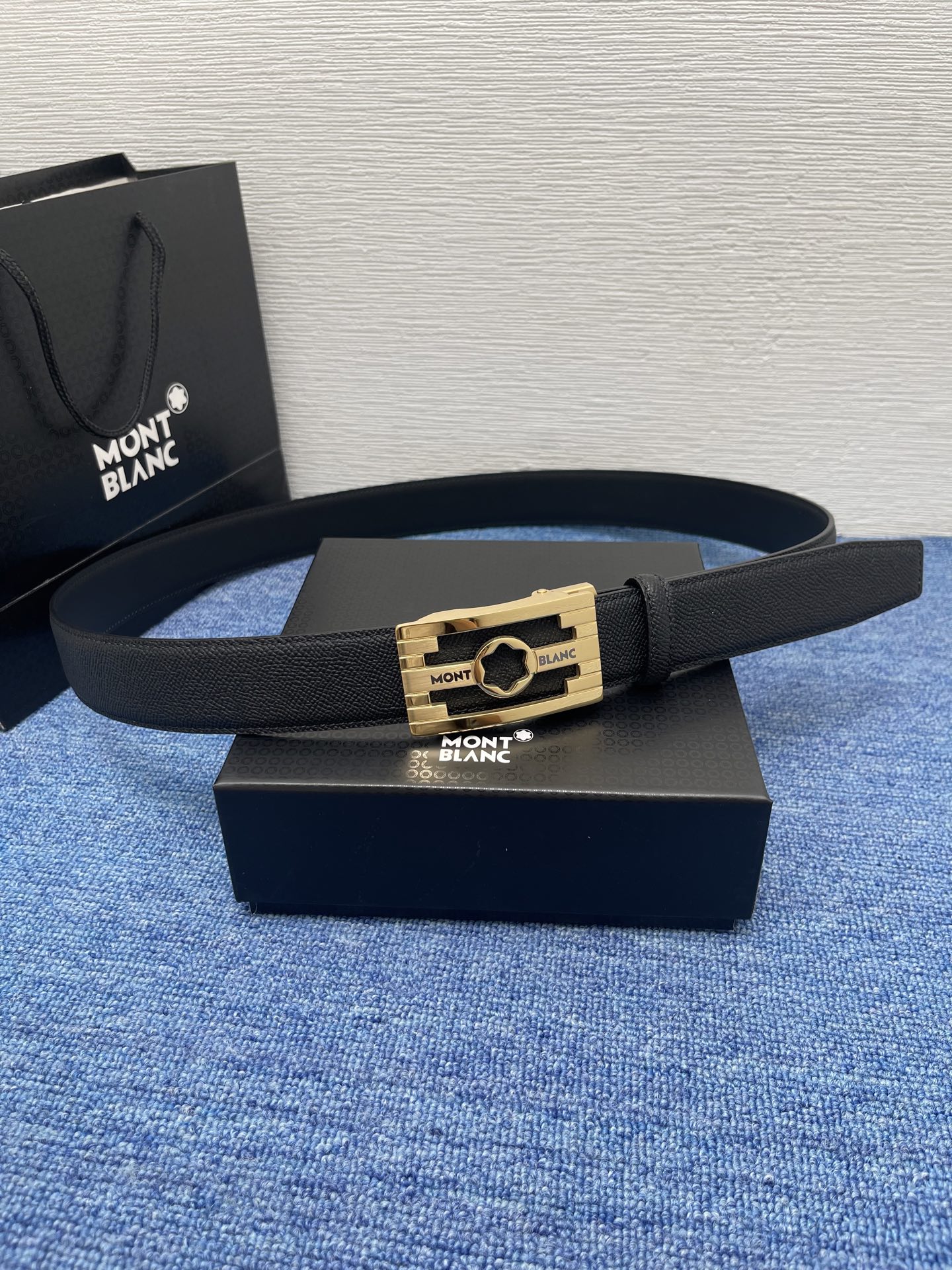  品牌：【万宝龙】 Montblanc家持续其一贯的高雅、绅士、精致的风格，进口小牛皮，手感细腻柔软。纯