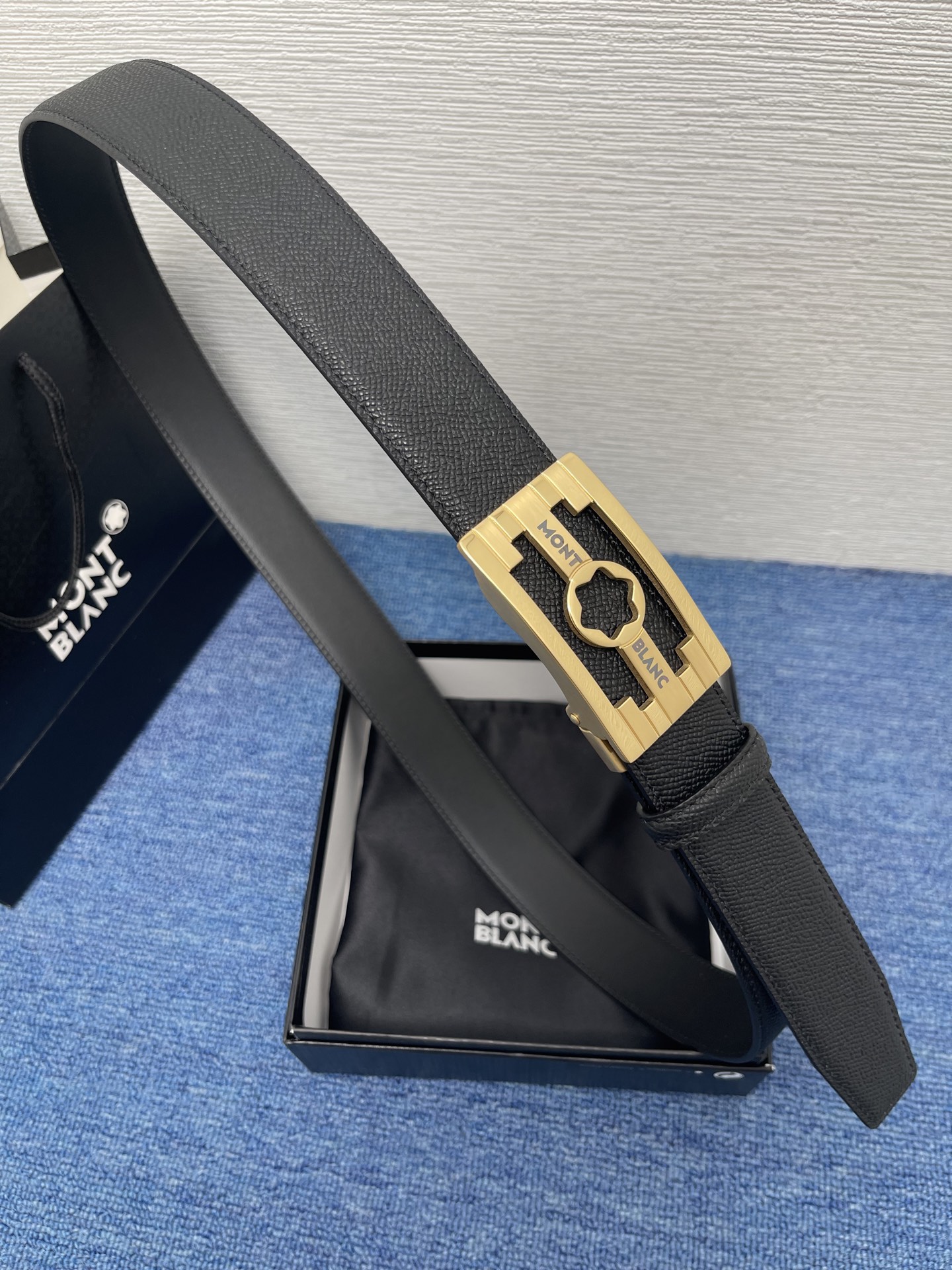  品牌：【万宝龙】 Montblanc家持续其一贯的高雅、绅士、精致的风格，进口小牛皮，手感细腻柔软。纯
