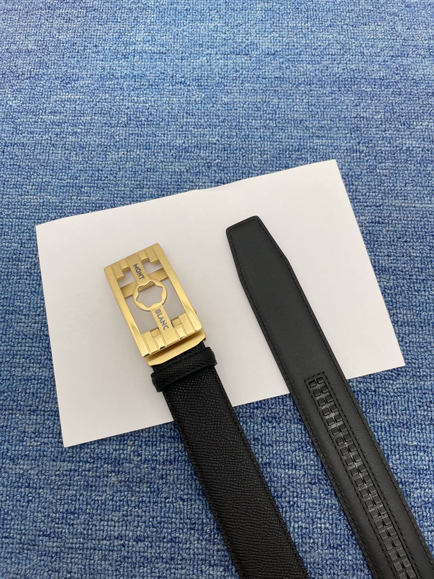  品牌：【万宝龙】 Montblanc家持续其一贯的高雅、绅士、精致的风格，进口小牛皮，手感细腻柔软。纯