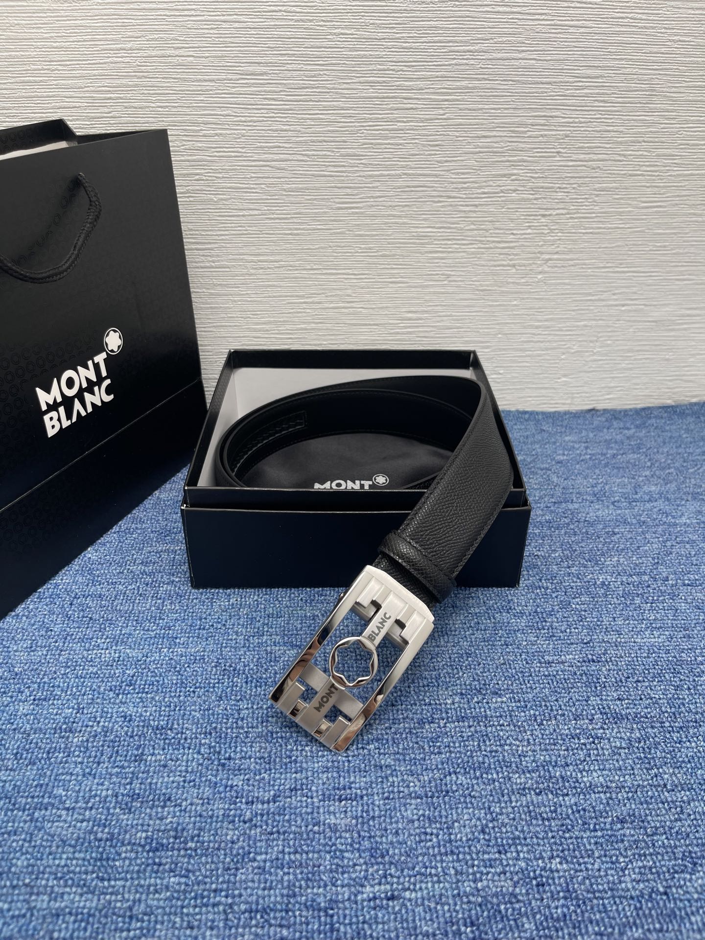  品牌：【万宝龙】 Montblanc家持续其一贯的高雅、绅士、精致的风格，进口小牛皮，手感细腻柔软。纯