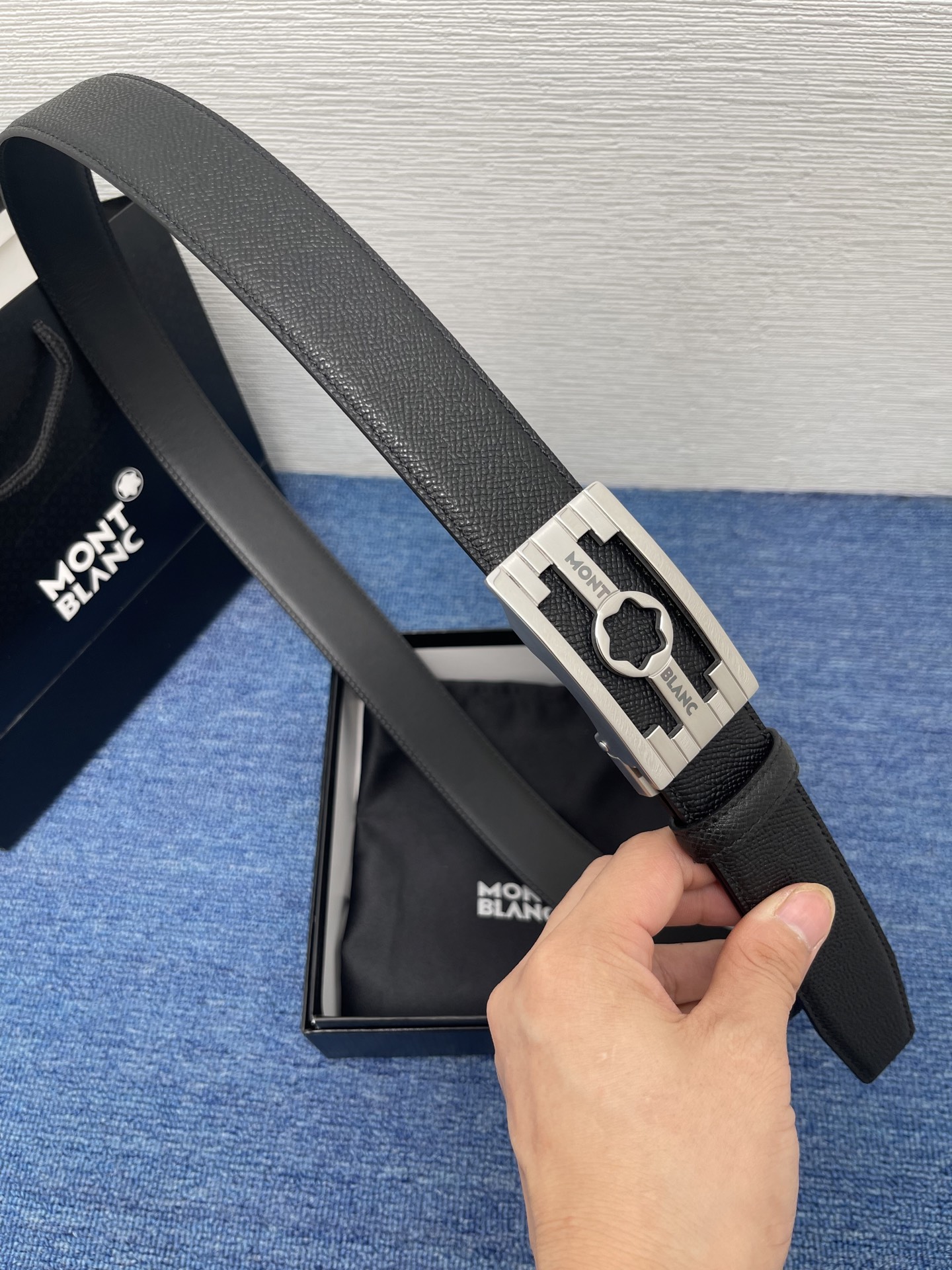 品牌：【万宝龙】 Montblanc家持续其一贯的高雅、绅士、精致的风格，进口小牛皮，手感细腻柔软。纯