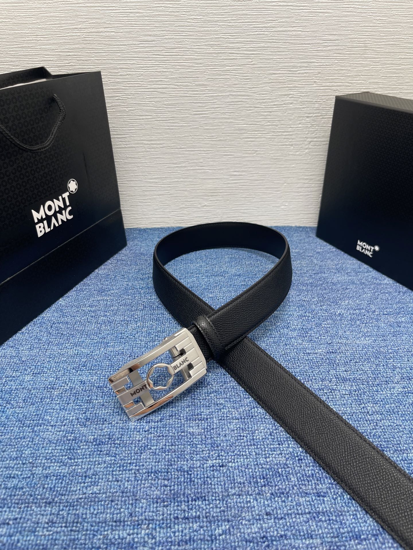  品牌：【万宝龙】 Montblanc家持续其一贯的高雅、绅士、精致的风格，进口小牛皮，手感细腻柔软。纯