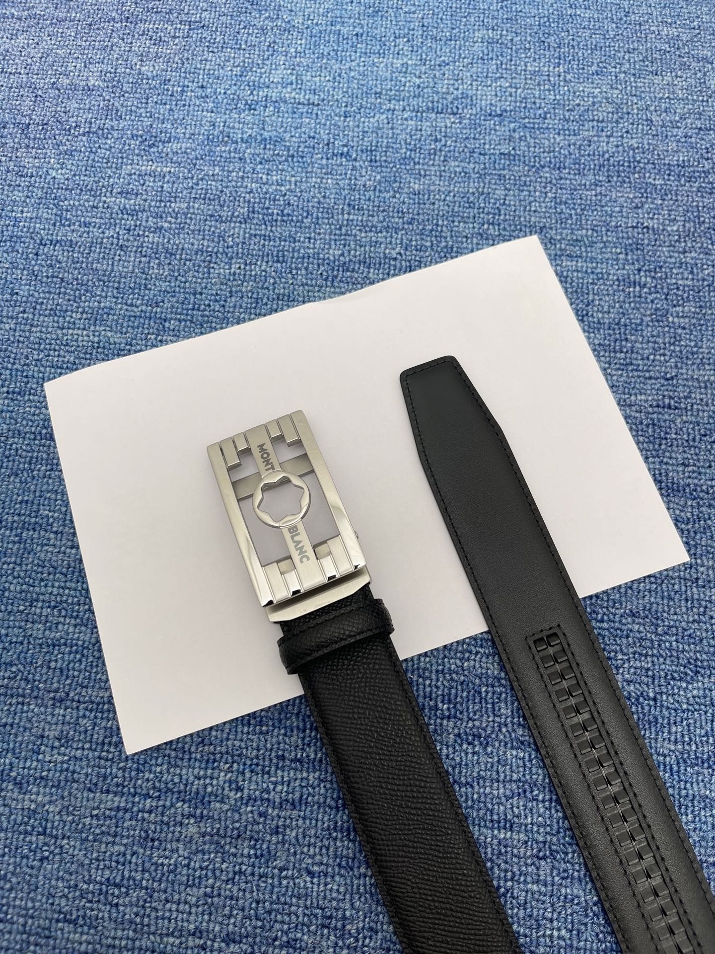  品牌：【万宝龙】 Montblanc家持续其一贯的高雅、绅士、精致的风格，进口小牛皮，手感细腻柔软。纯