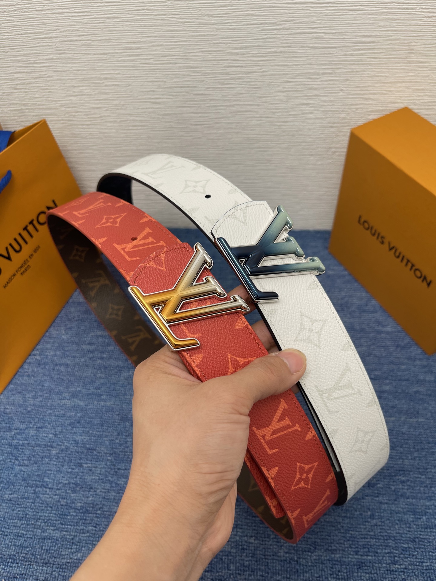 🔴 【品牌】LV  4．0cm 
🔴 【描述】这款饰有LV带扣的腰带配以水牛皮衬里，覆以Monogram