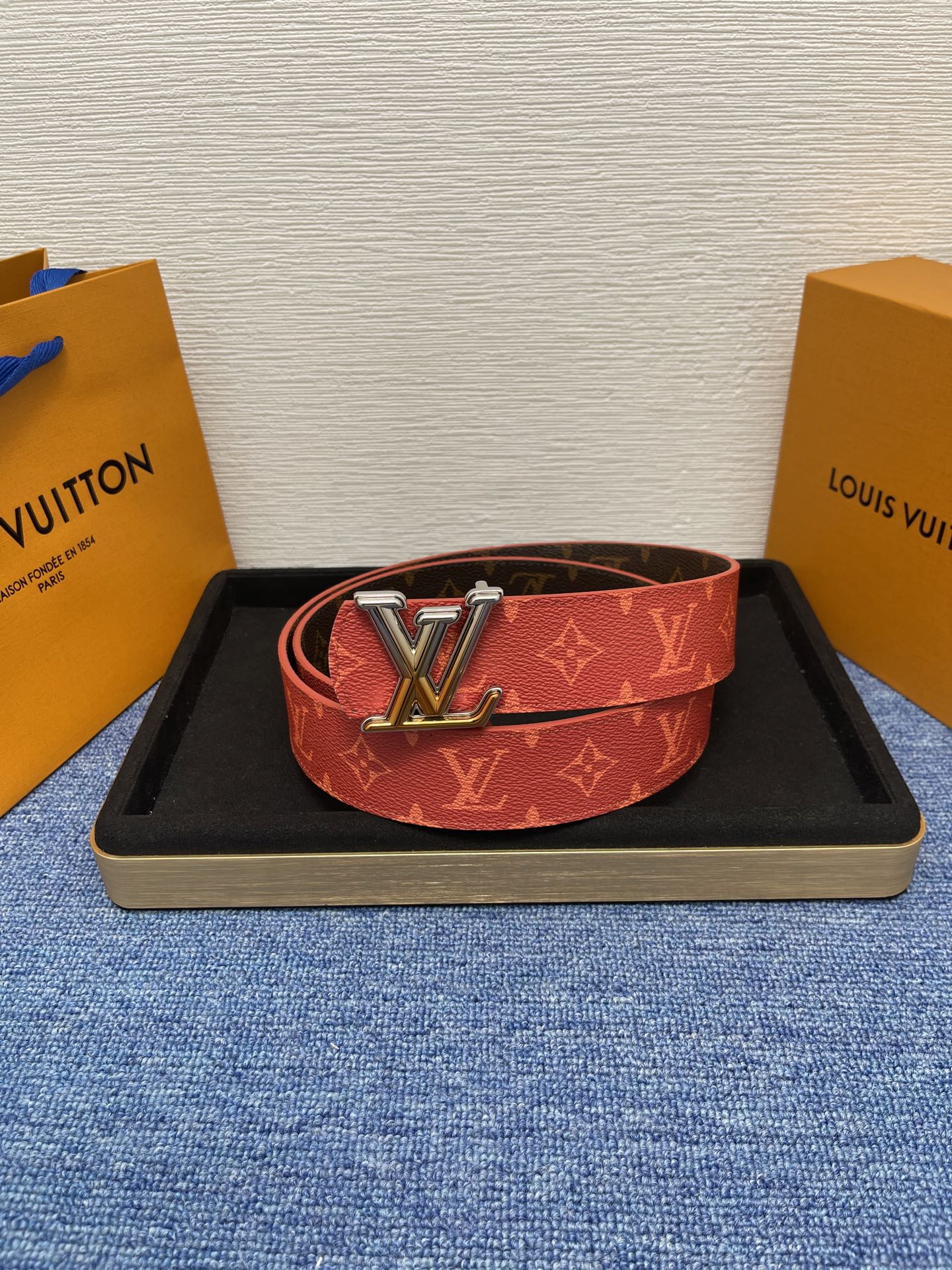 🔴 【品牌】LV  4．0cm 
🔴 【描述】这款饰有LV带扣的腰带配以水牛皮衬里，覆以Monogram