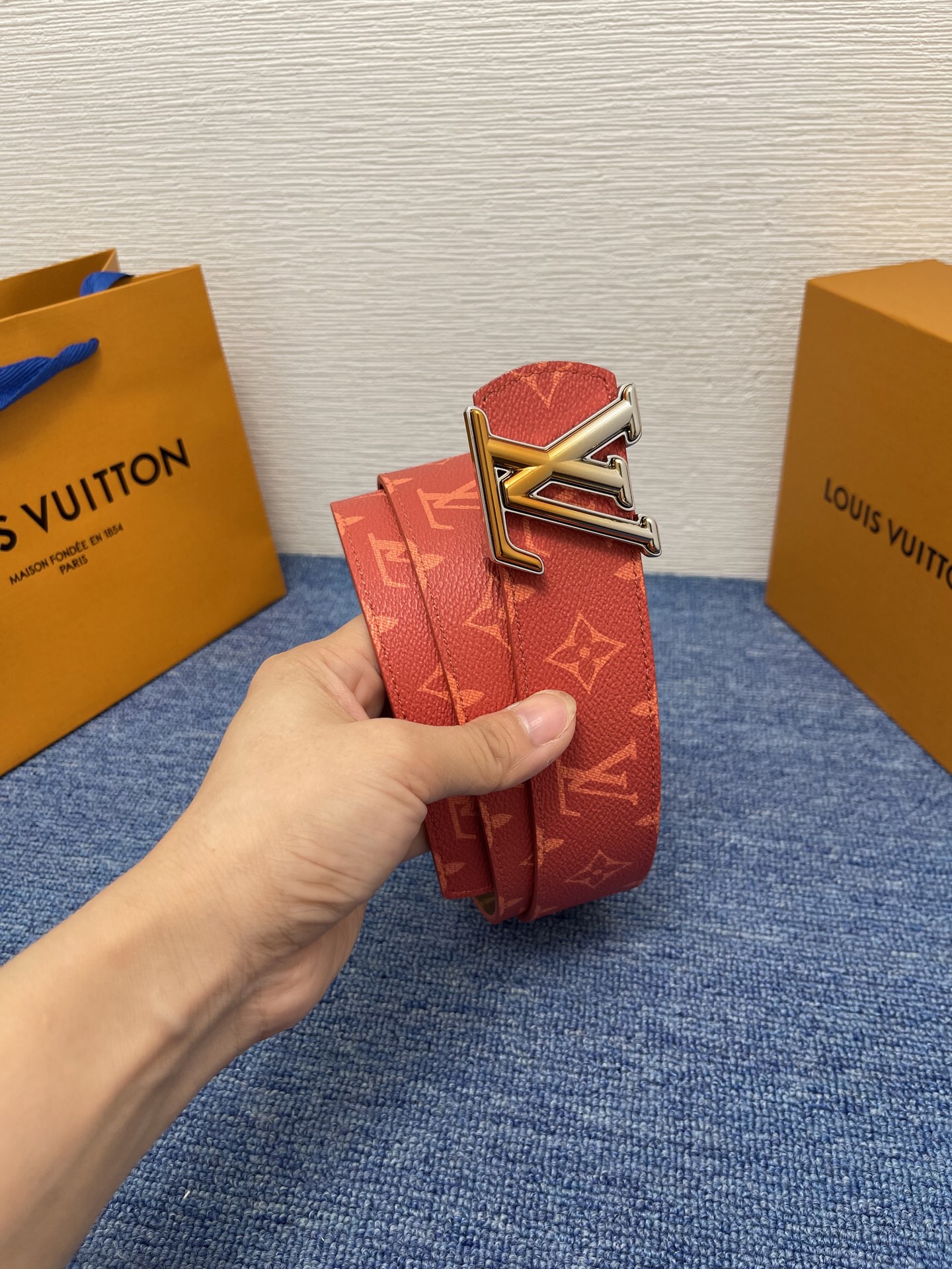 🔴 【品牌】LV  4．0cm 
🔴 【描述】这款饰有LV带扣的腰带配以水牛皮衬里，覆以Monogram