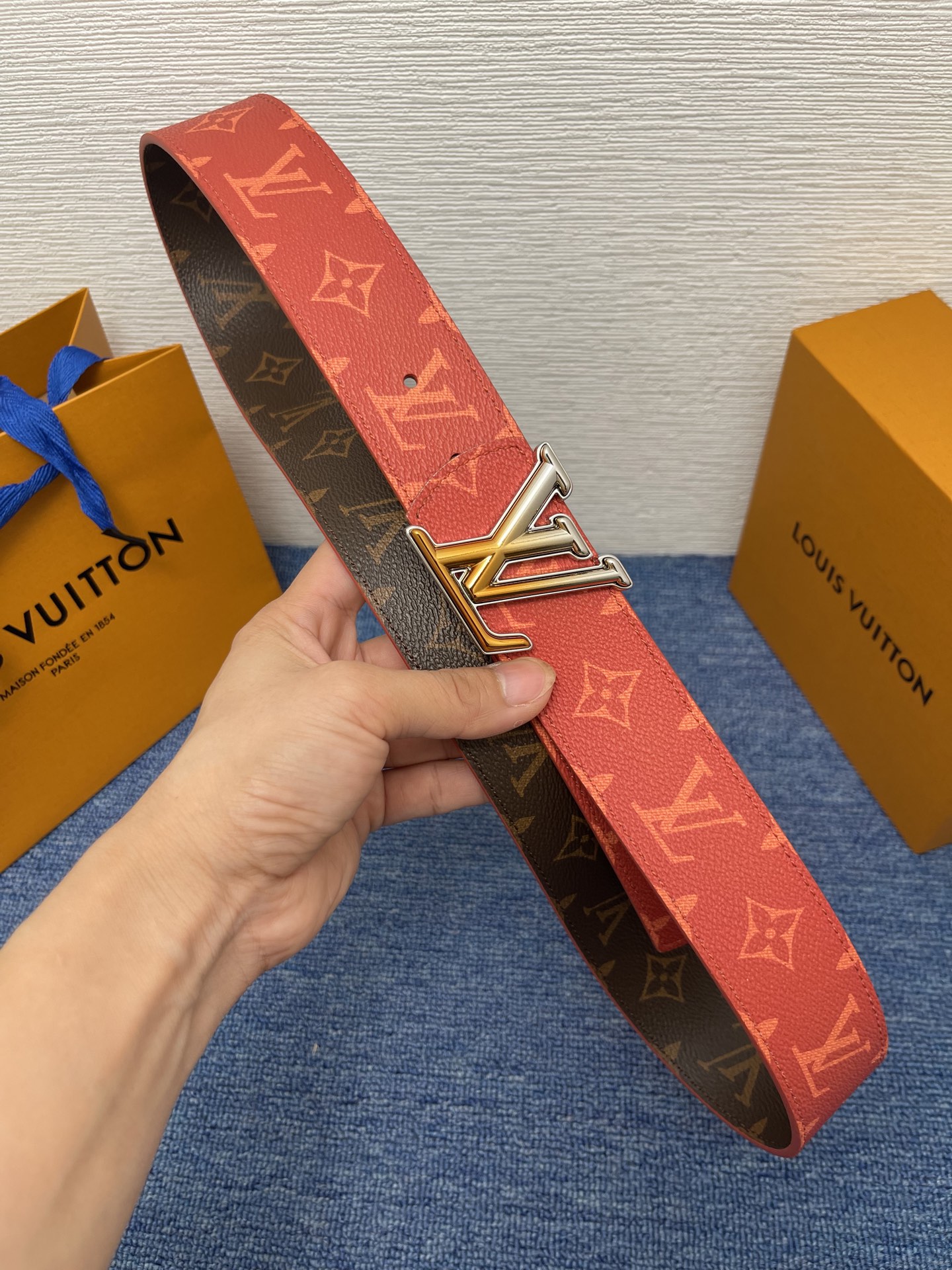 🔴 【品牌】LV  4．0cm 
🔴 【描述】这款饰有LV带扣的腰带配以水牛皮衬里，覆以Monogram