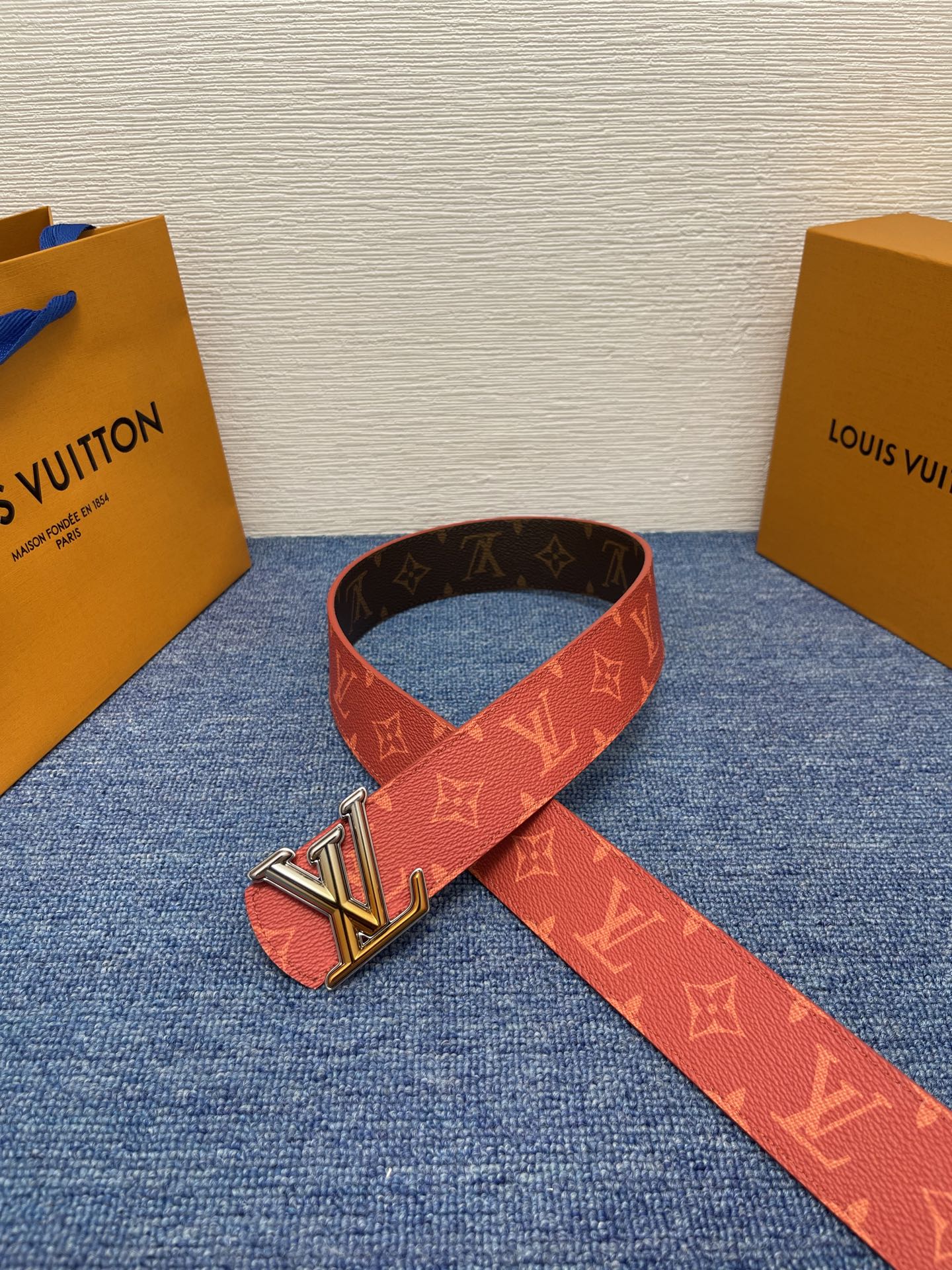 🔴 【品牌】LV  4．0cm 
🔴 【描述】这款饰有LV带扣的腰带配以水牛皮衬里，覆以Monogram