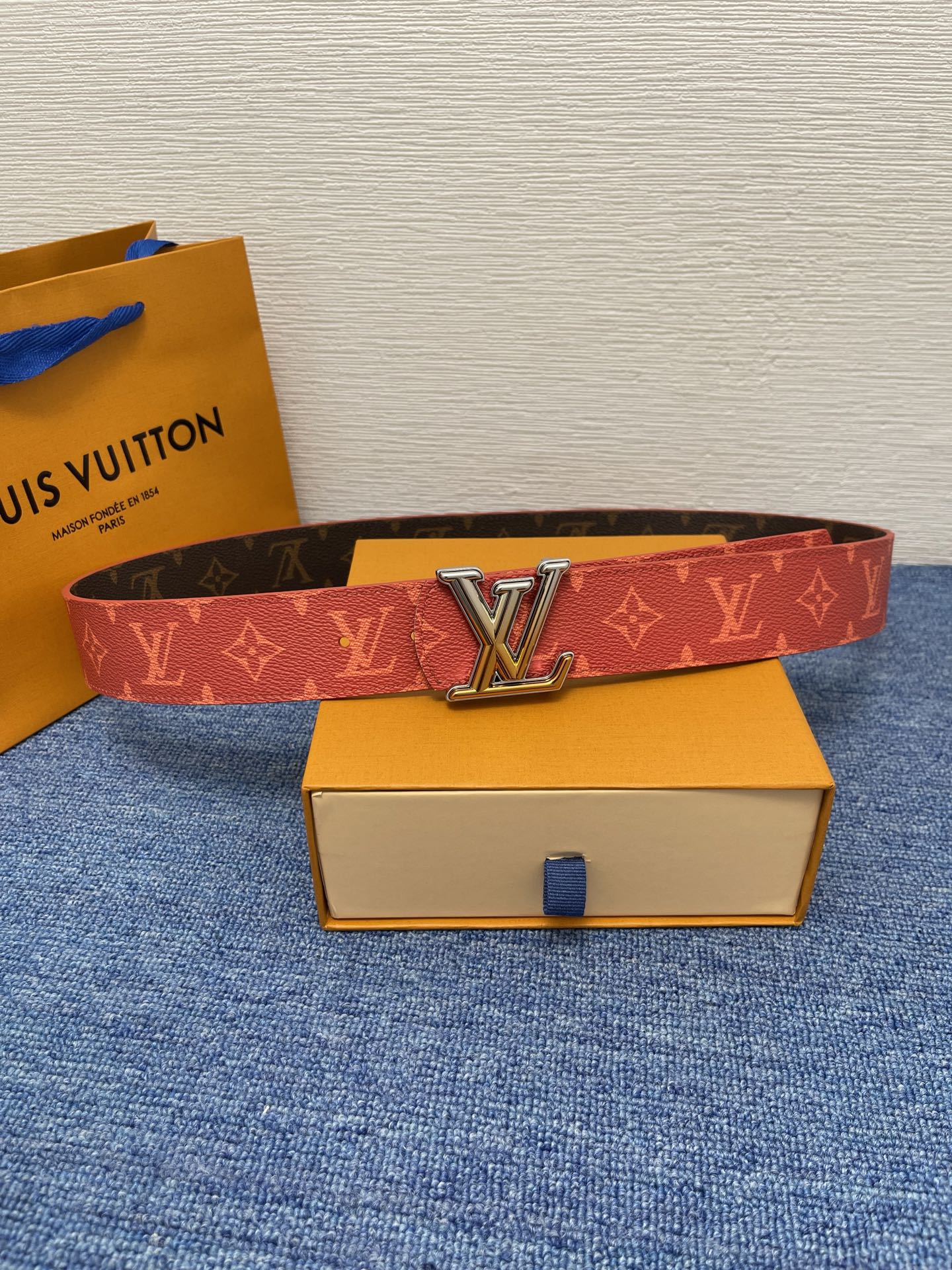 🔴 【品牌】LV  4．0cm 
🔴 【描述】这款饰有LV带扣的腰带配以水牛皮衬里，覆以Monogram