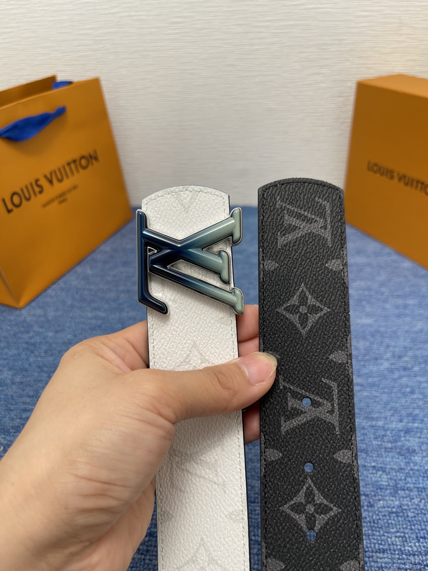 🔴 【品牌】LV  4．0cm 
🔴 【描述】这款饰有LV带扣的腰带配以水牛皮衬里，覆以Monogram
