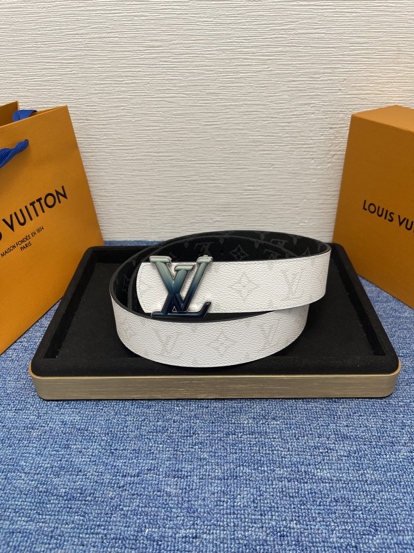 🔴 【品牌】LV  4．0cm 
🔴 【描述】这款饰有LV带扣的腰带配以水牛皮衬里，覆以Monogram