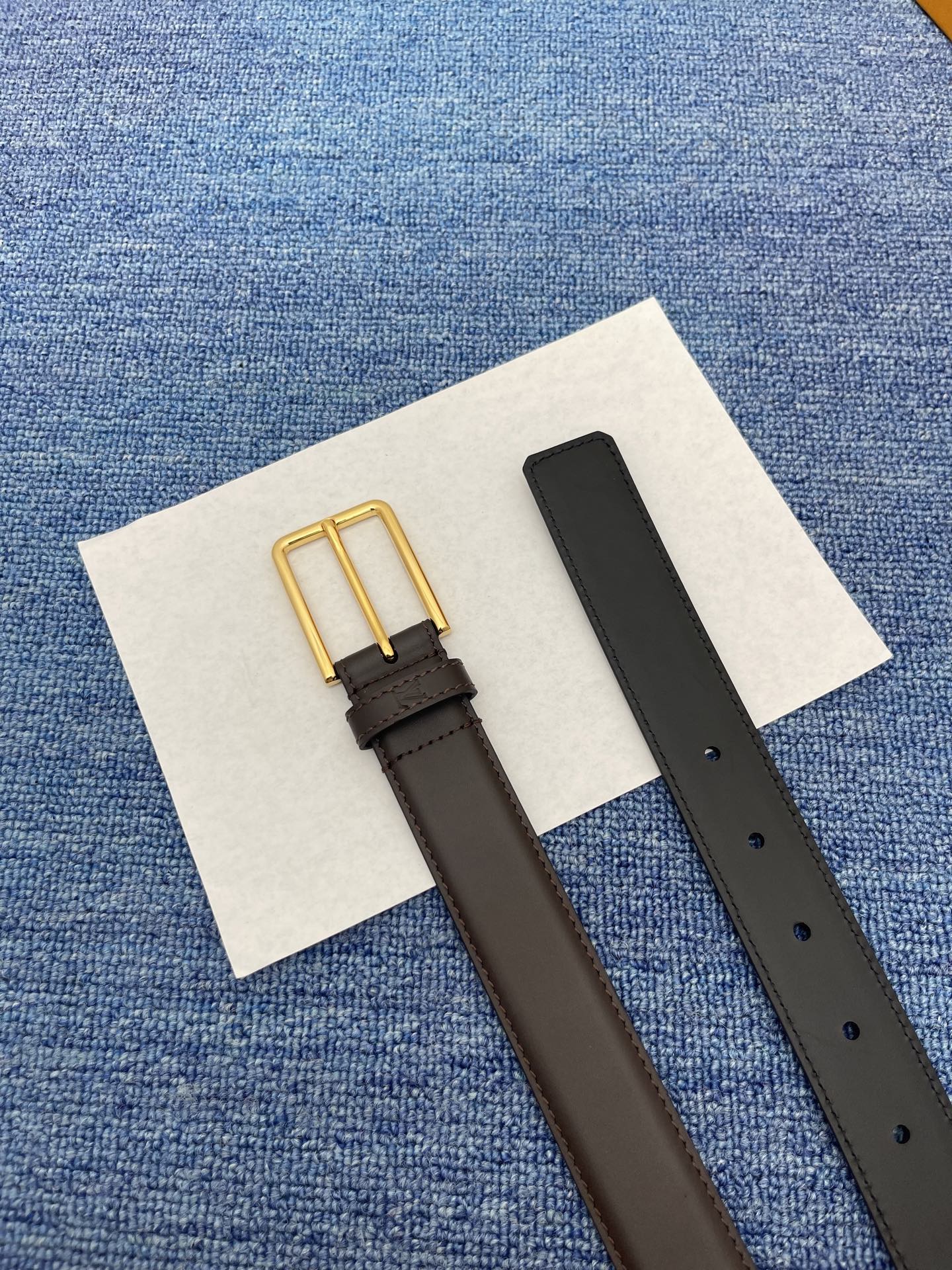 🔴 【品牌】LV  3．0cm 
🔴 【描述】这款饰有LV带扣的腰带配以水牛皮衬里，覆以Monogram