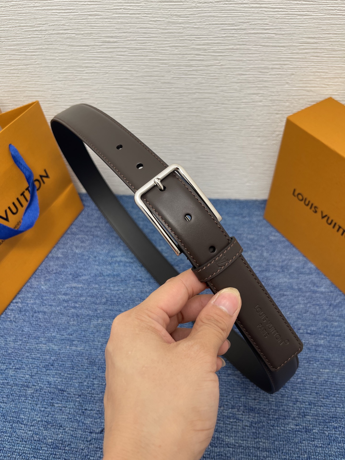 🔴 【品牌】LV  3．0cm 
🔴 【描述】这款饰有LV带扣的腰带配以水牛皮衬里，覆以Monogram