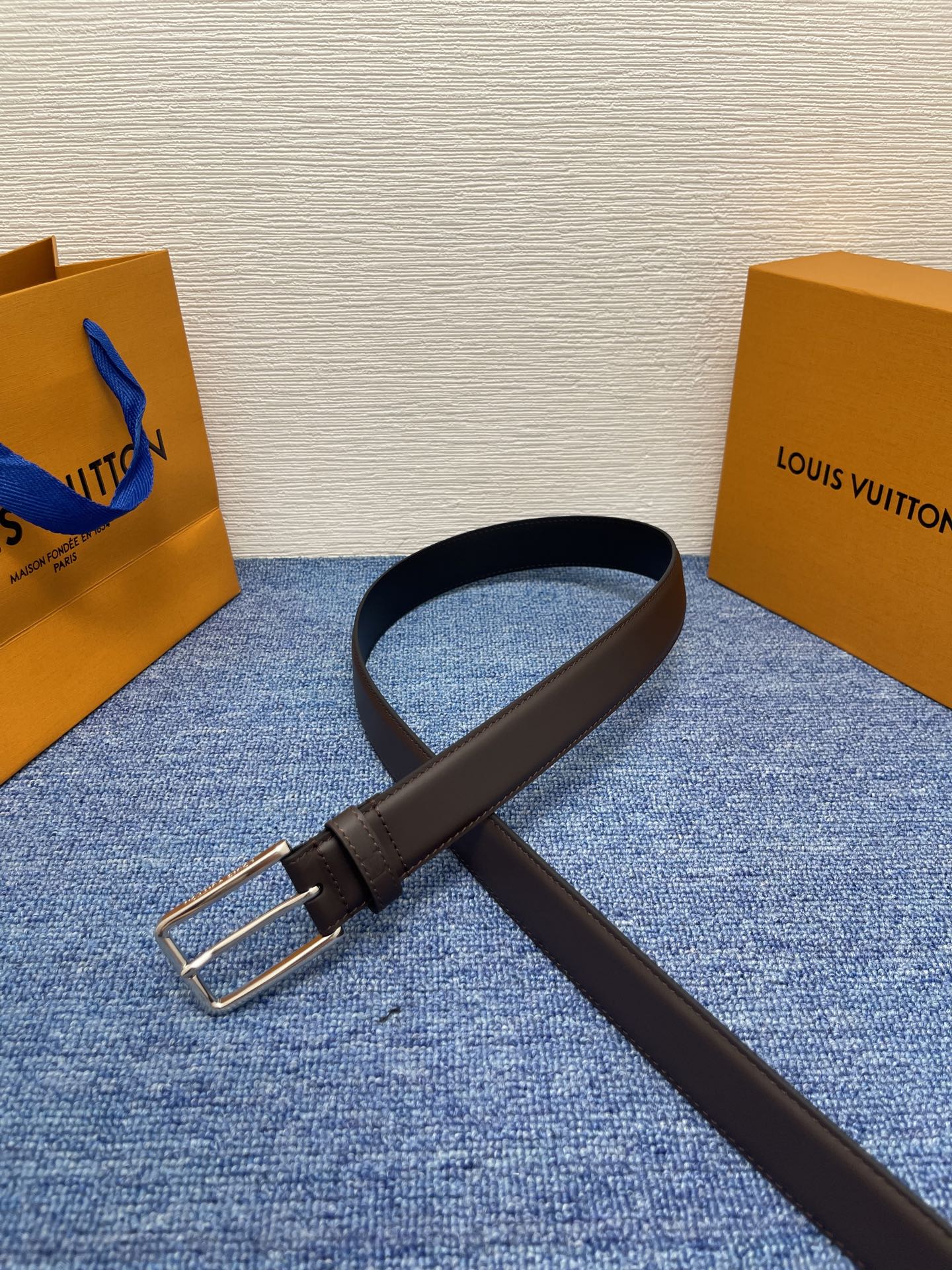 🔴 【品牌】LV  3．0cm 
🔴 【描述】这款饰有LV带扣的腰带配以水牛皮衬里，覆以Monogram