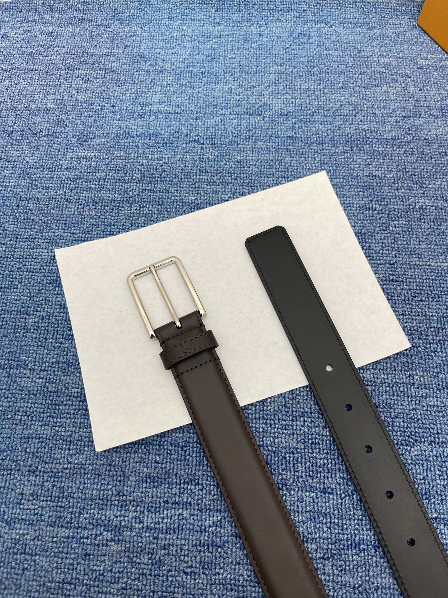 🔴 【品牌】LV  3．0cm 
🔴 【描述】这款饰有LV带扣的腰带配以水牛皮衬里，覆以Monogram