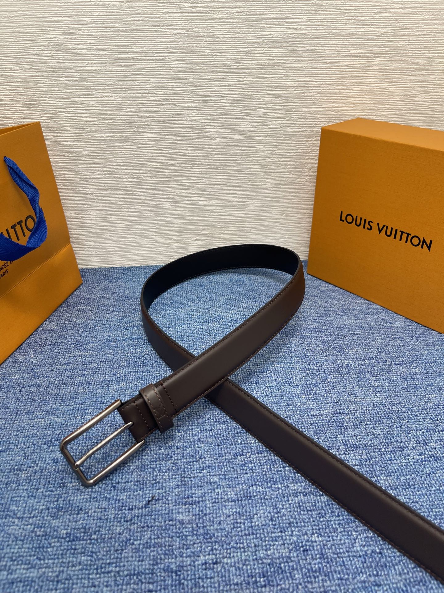 🔴 【品牌】LV  3．0cm 
🔴 【描述】这款饰有LV带扣的腰带配以水牛皮衬里，覆以Monogram
