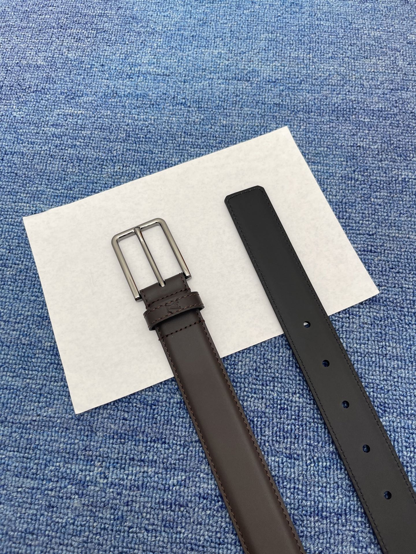 🔴 【品牌】LV  3．0cm 
🔴 【描述】这款饰有LV带扣的腰带配以水牛皮衬里，覆以Monogram
