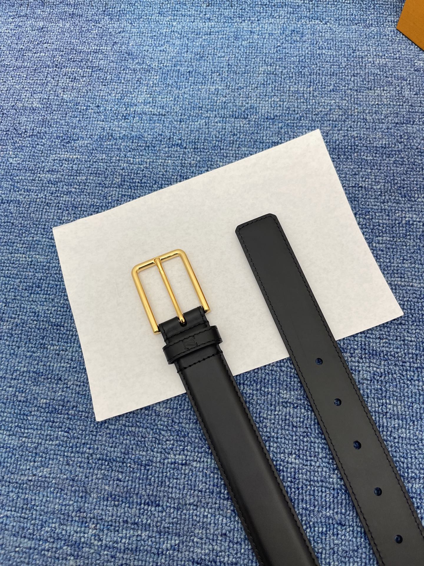 🔴 【品牌】LV  3．0cm 
🔴 【描述】这款饰有LV带扣的腰带配以水牛皮衬里，覆以Monogram