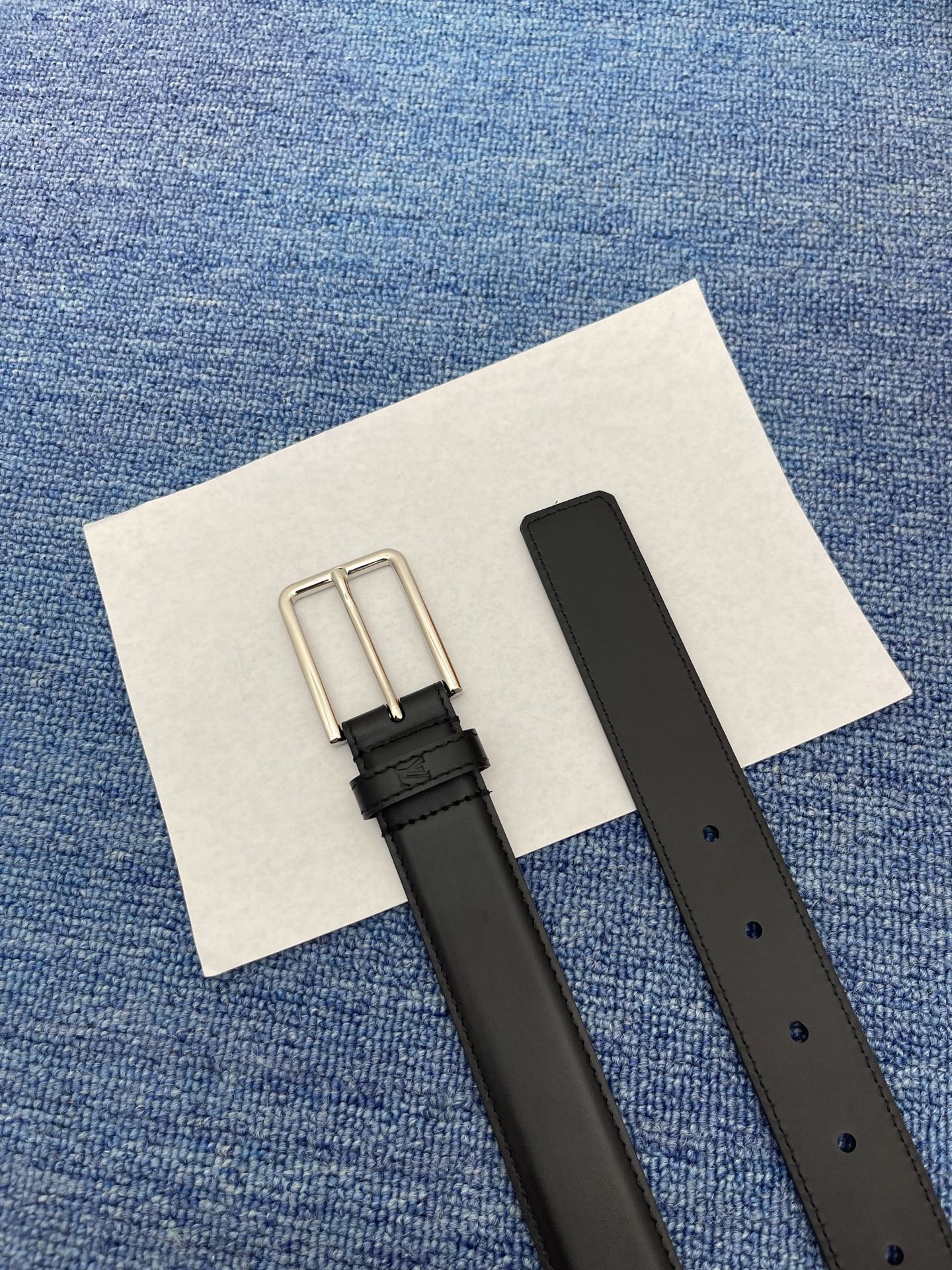 🔴 【品牌】LV  3．0cm 
🔴 【描述】这款饰有LV带扣的腰带配以水牛皮衬里，覆以Monogram