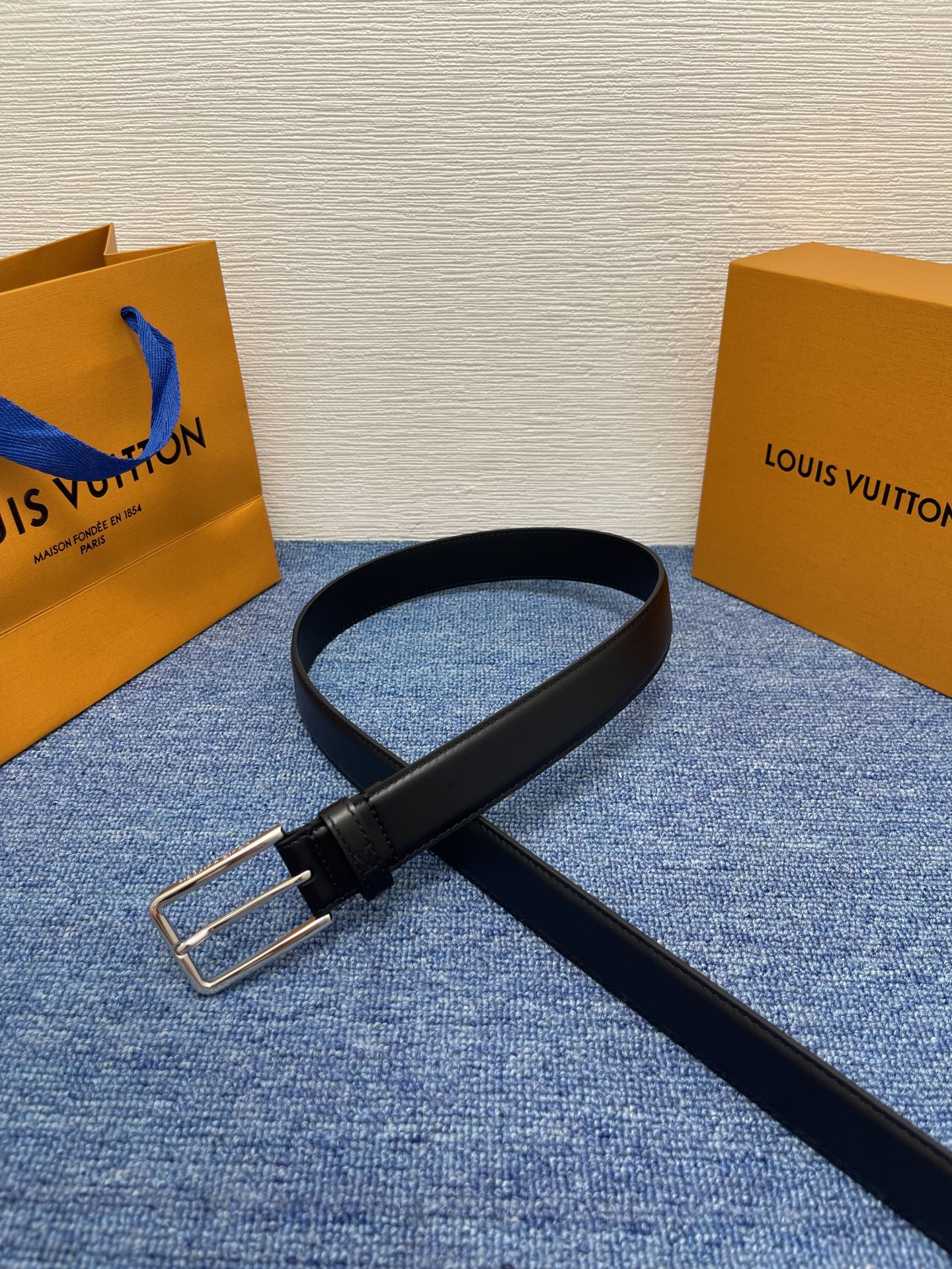 🔴 【品牌】LV  3．0cm 
🔴 【描述】这款饰有LV带扣的腰带配以水牛皮衬里，覆以Monogram