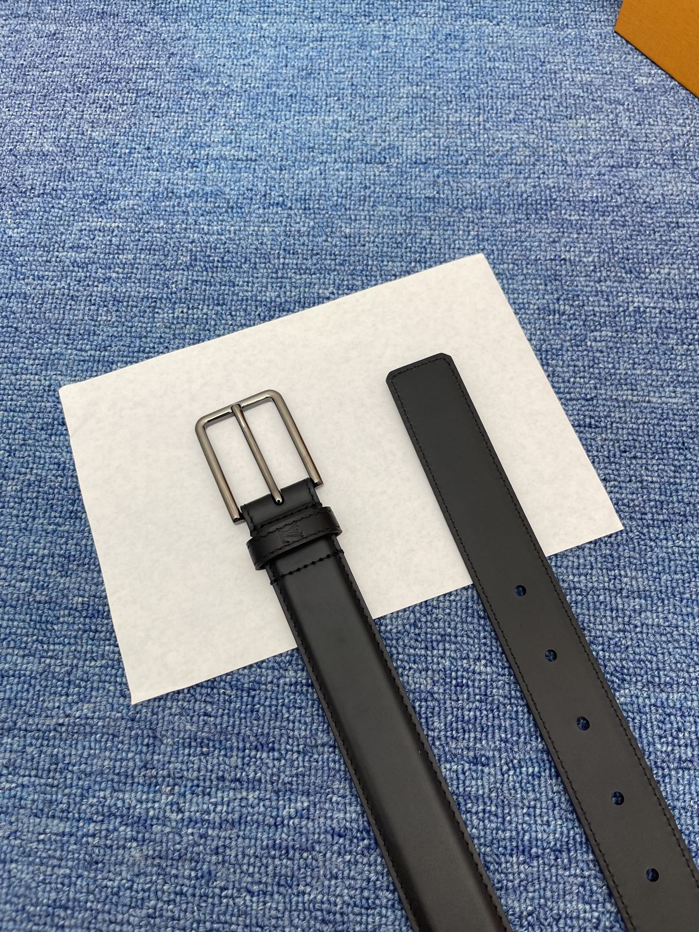 🔴 【品牌】LV  3．0cm 
🔴 【描述】这款饰有LV带扣的腰带配以水牛皮衬里，覆以Monogram