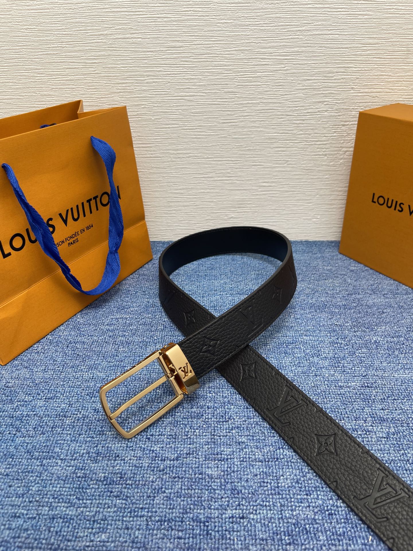 
【LOUIS VUITTON驴牌】：经典原单品质，新款压花皮搭配原单精品针扣，精工制作，细节看图，实物