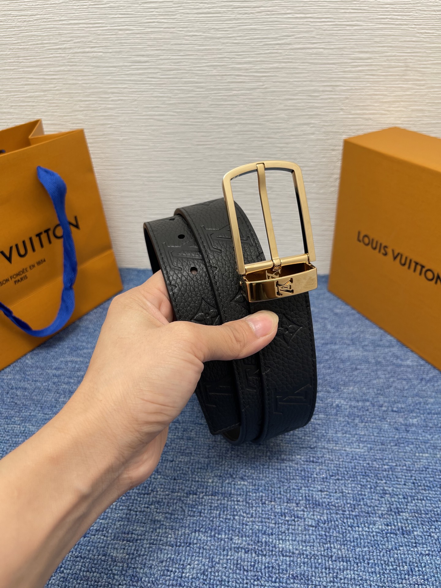 
【LOUIS VUITTON驴牌】：经典原单品质，新款压花皮搭配原单精品针扣，精工制作，细节看图，实物