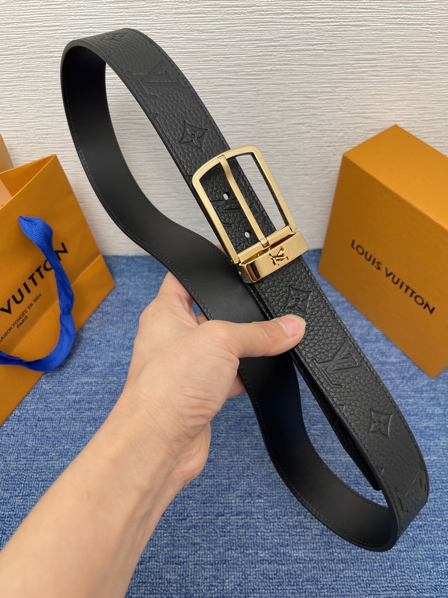 
【LOUIS VUITTON驴牌】：经典原单品质，新款压花皮搭配原单精品针扣，精工制作，细节看图，实物